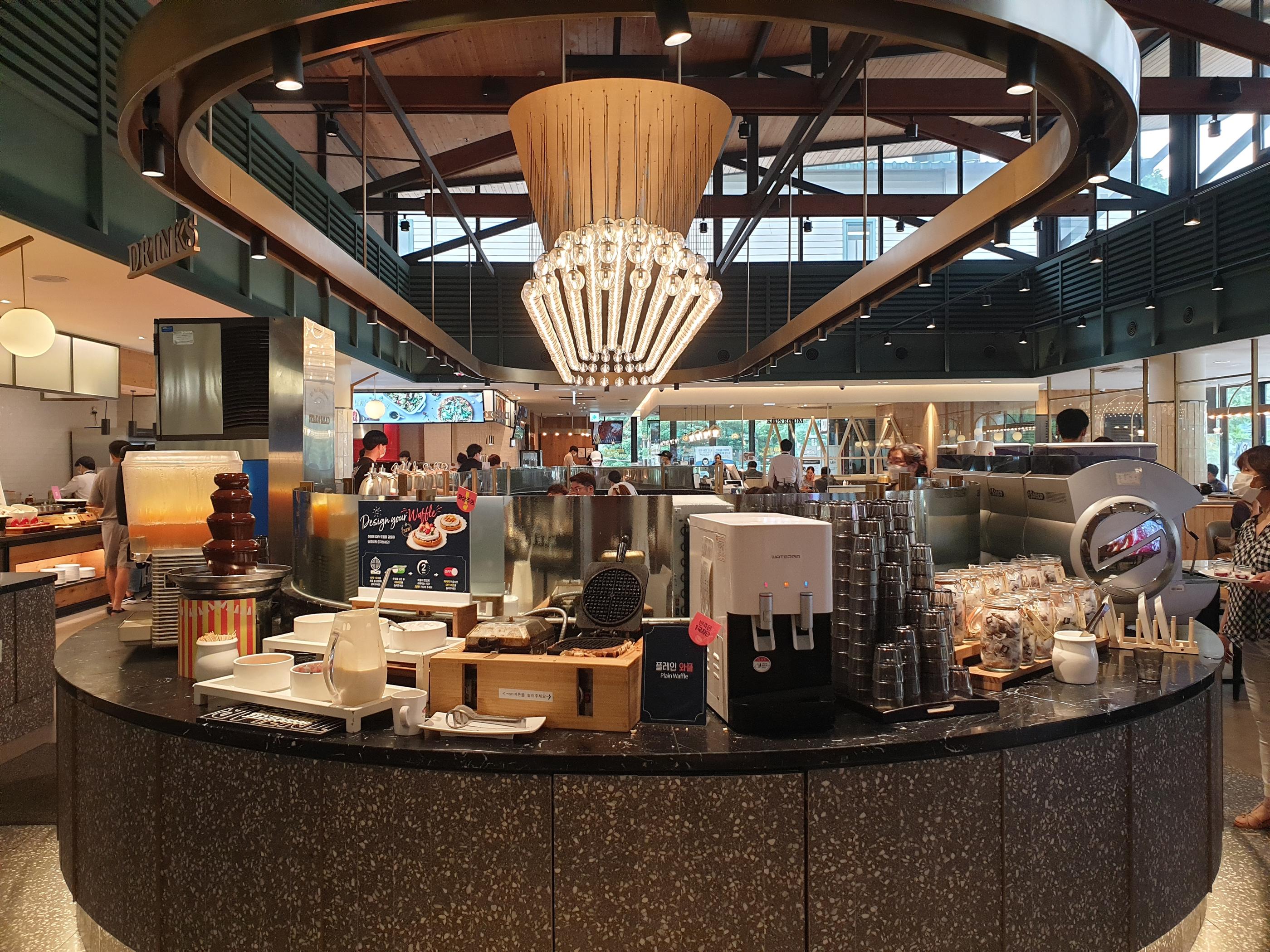 韓国のビュッフェレストランのエレガントな内装と照明が映っているVIPSの店内風景