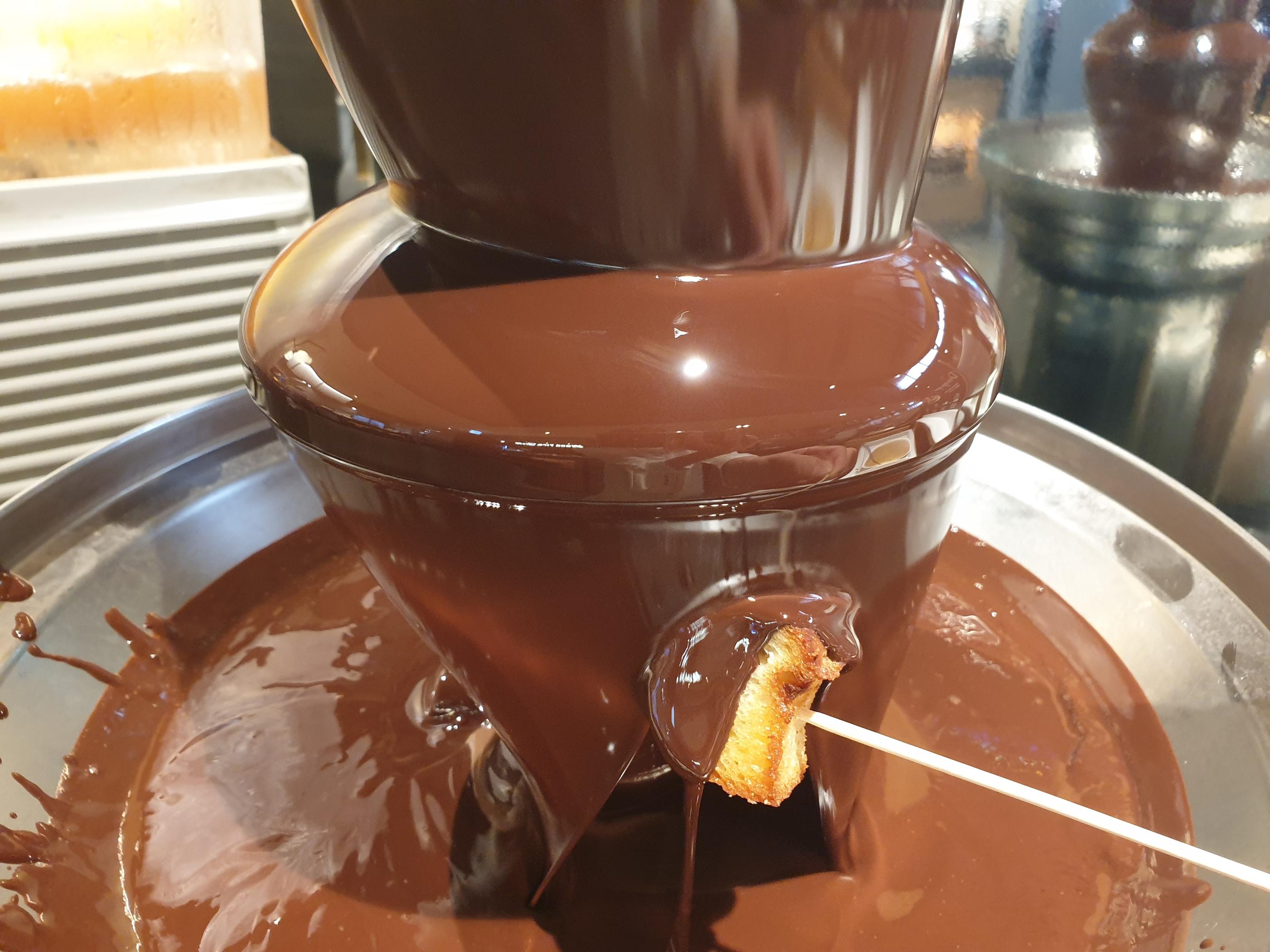 VIPSで提供されるクリーミーチーズケーキが美しく飾られたディスプレイ