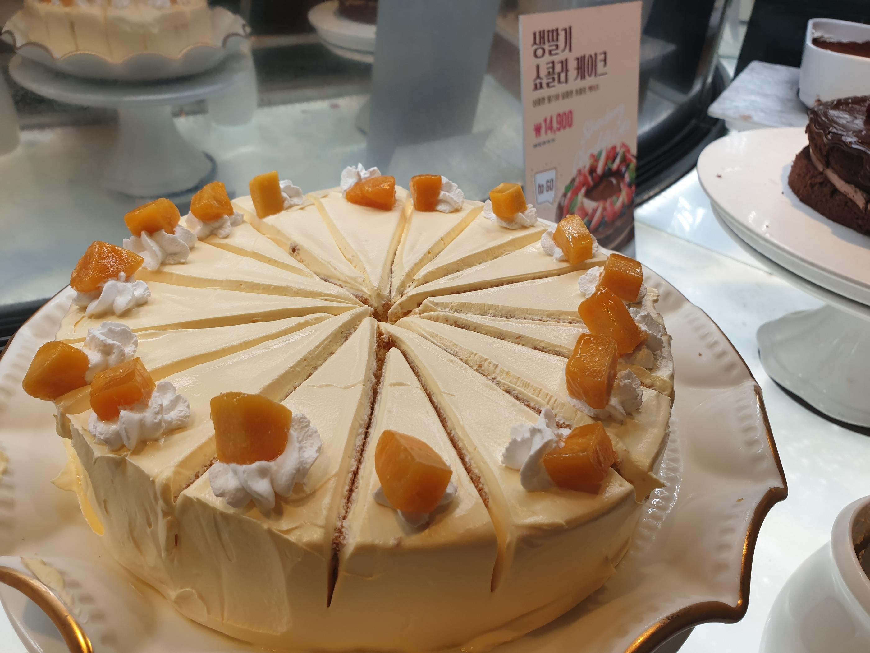 VIPSのデザートコーナーに並べられた多様なチョコレートケーキ