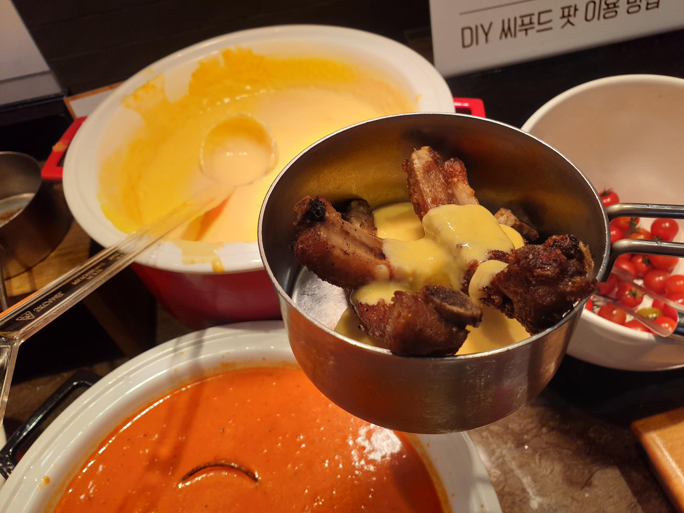 VIPSで提供されているチーズコーンクリームがかけられたリブのディッピングポット