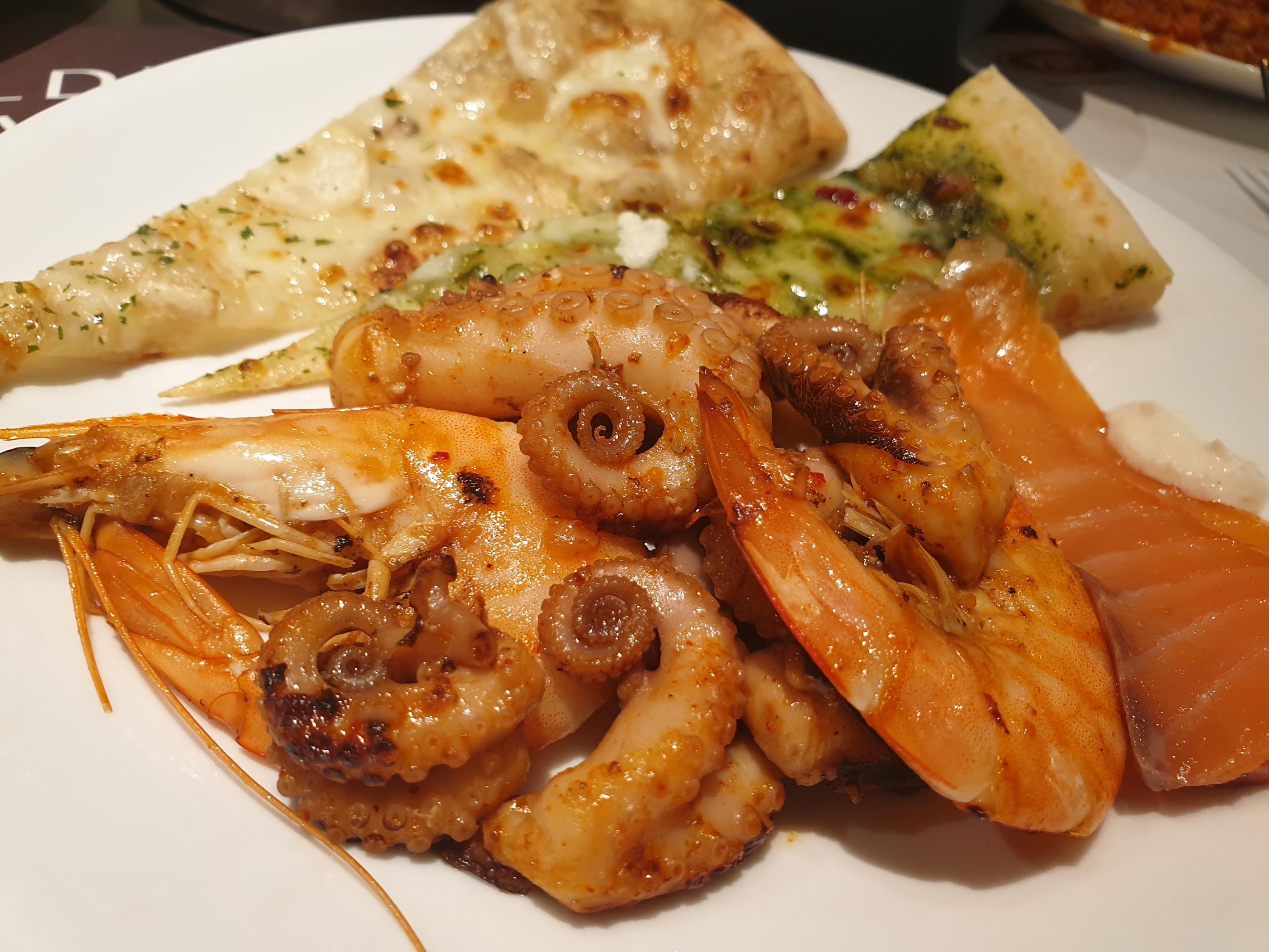 VIPSで海老やタコとピザのプレートが提供されている