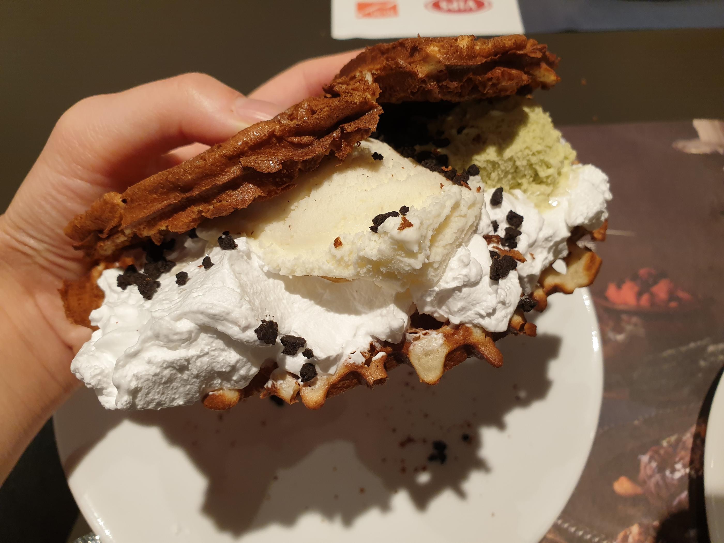 VIPSの韓国デザートワッフルが豪華に盛り付けられている様子