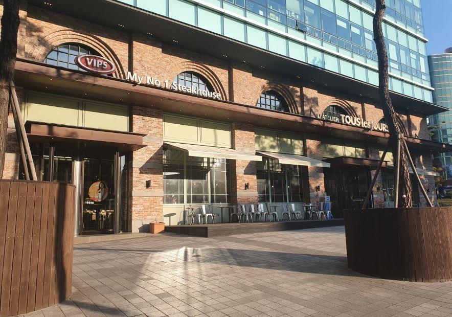 VIPSの第1製糖センター店の外観を示す写真