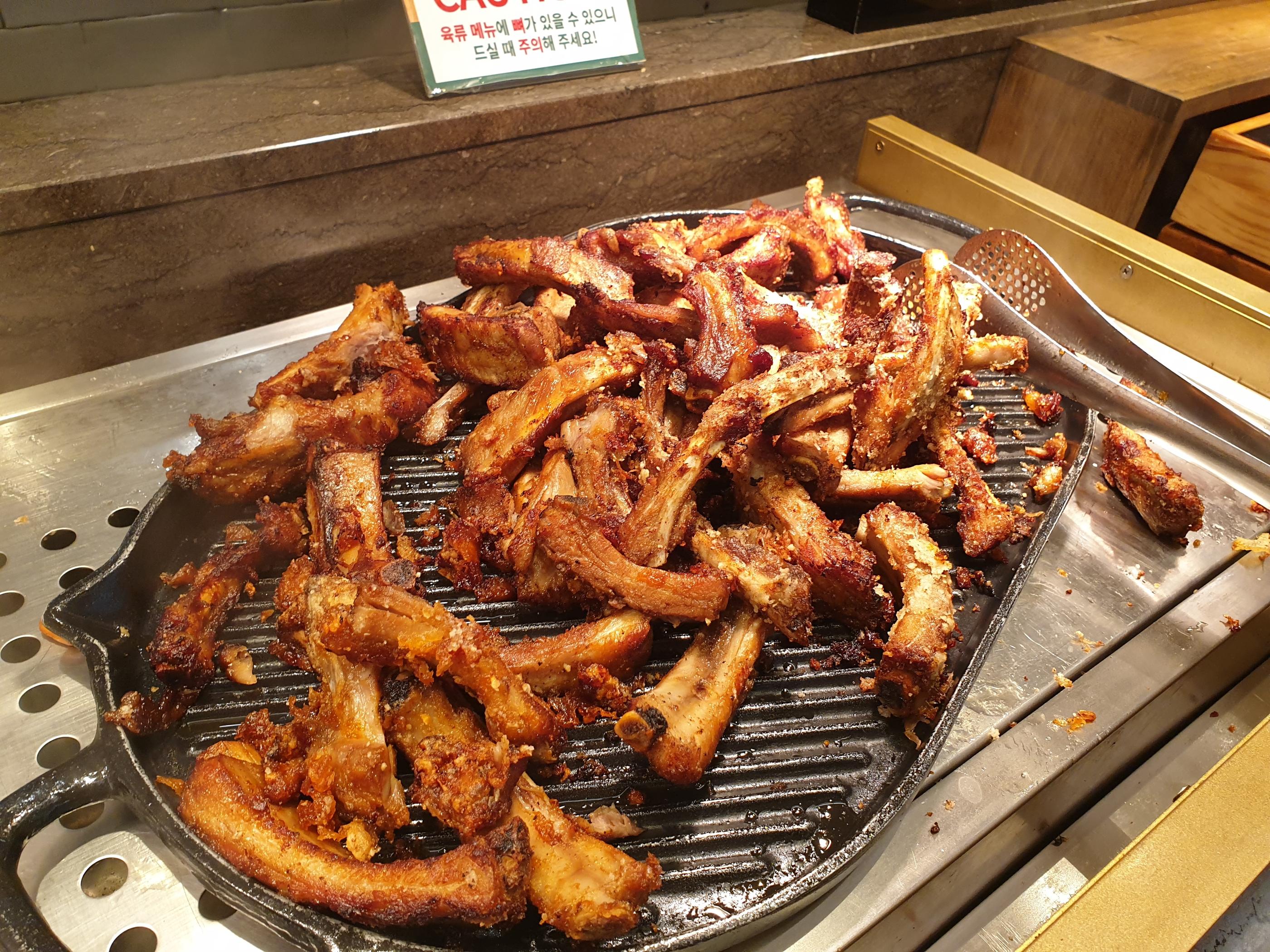 VIPSのバーベキューリブがグリルで香ばしく焼かれている様子