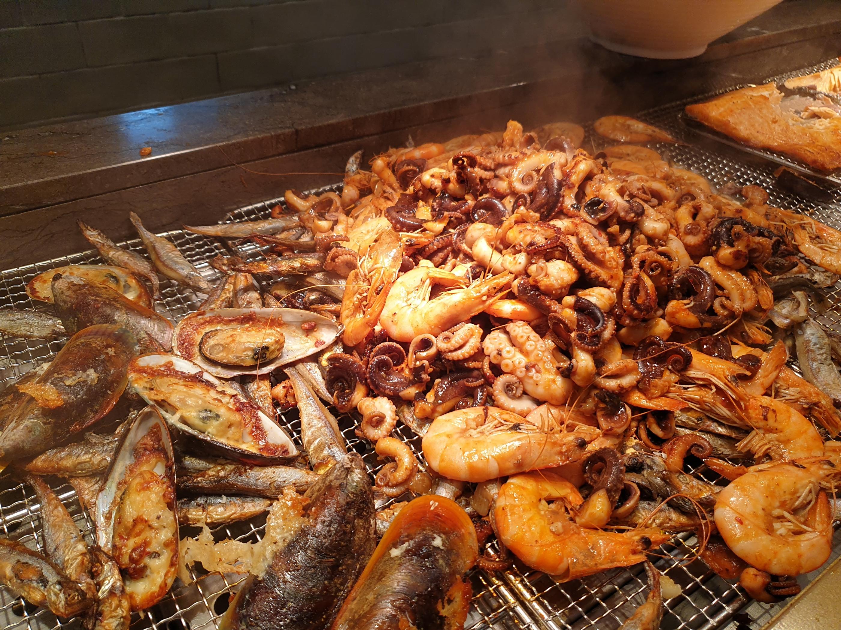 VIPSのビュッフェコーナーでは様々な海鮮が豪快にグリルされている
