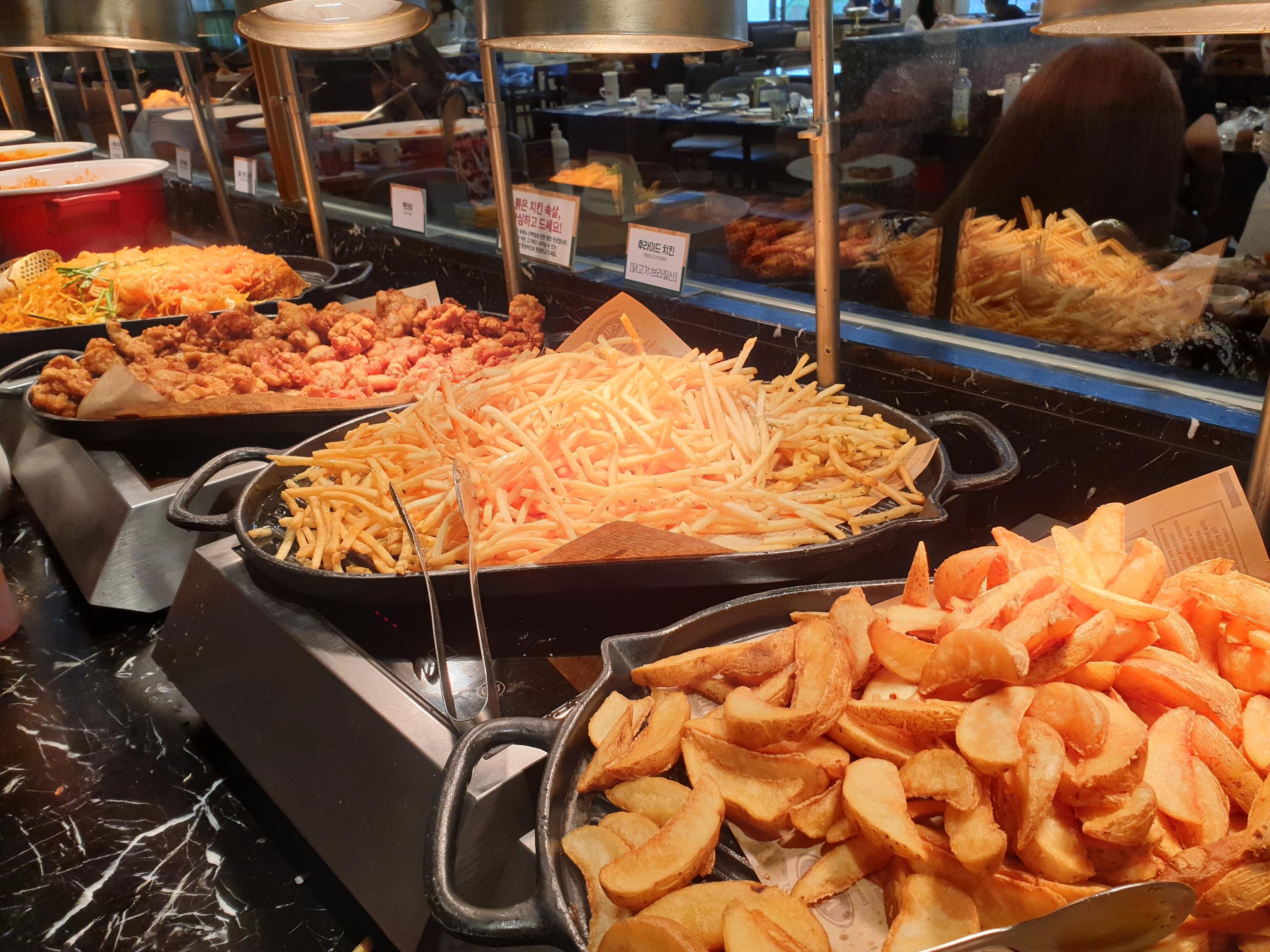 VIPSの揚げ物セクションにはポテトフライやから揚げが豊富に用意されている