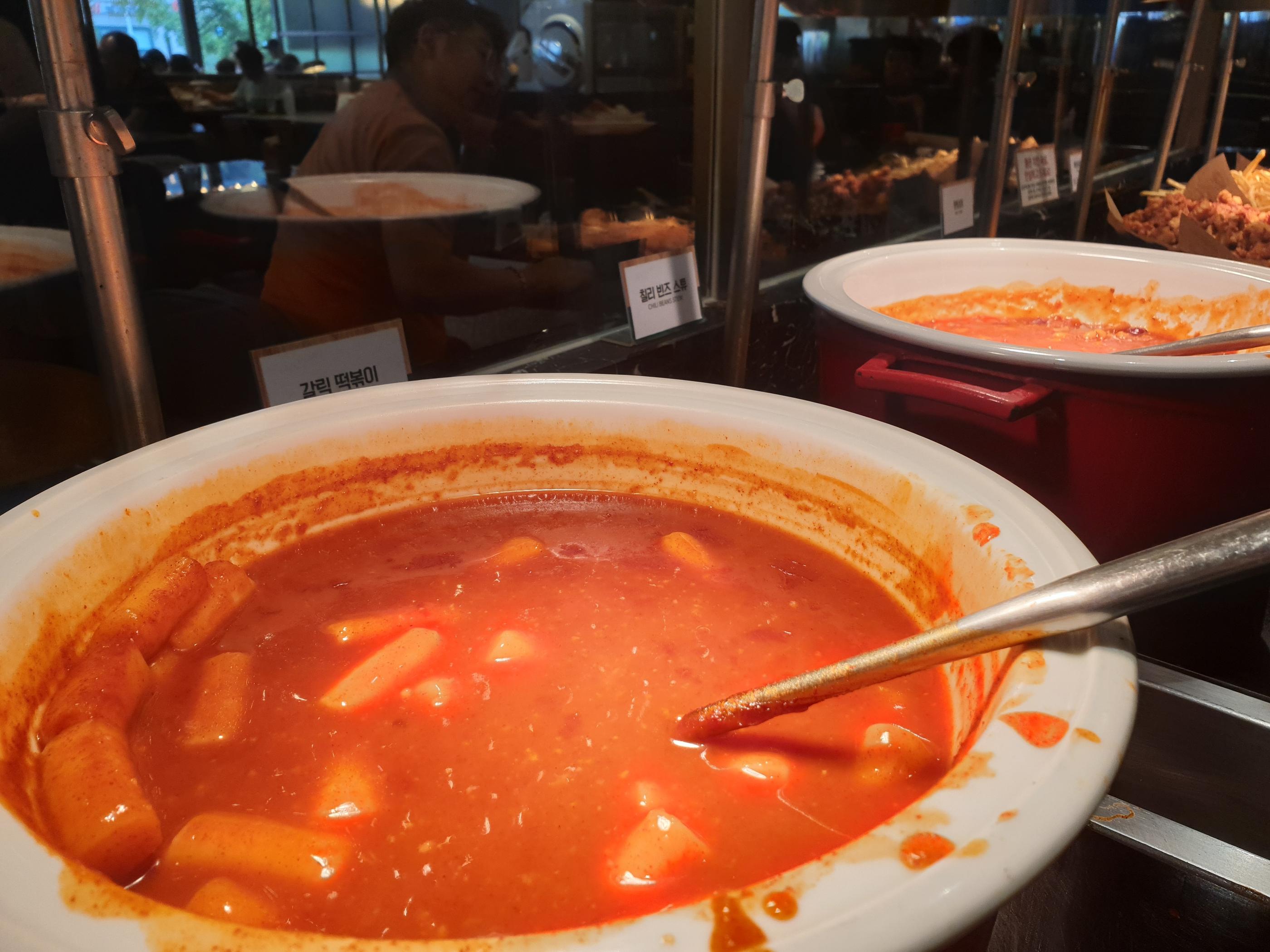 VIPSのスパイシーなトッポッキ料理が大きな鍋に盛られている