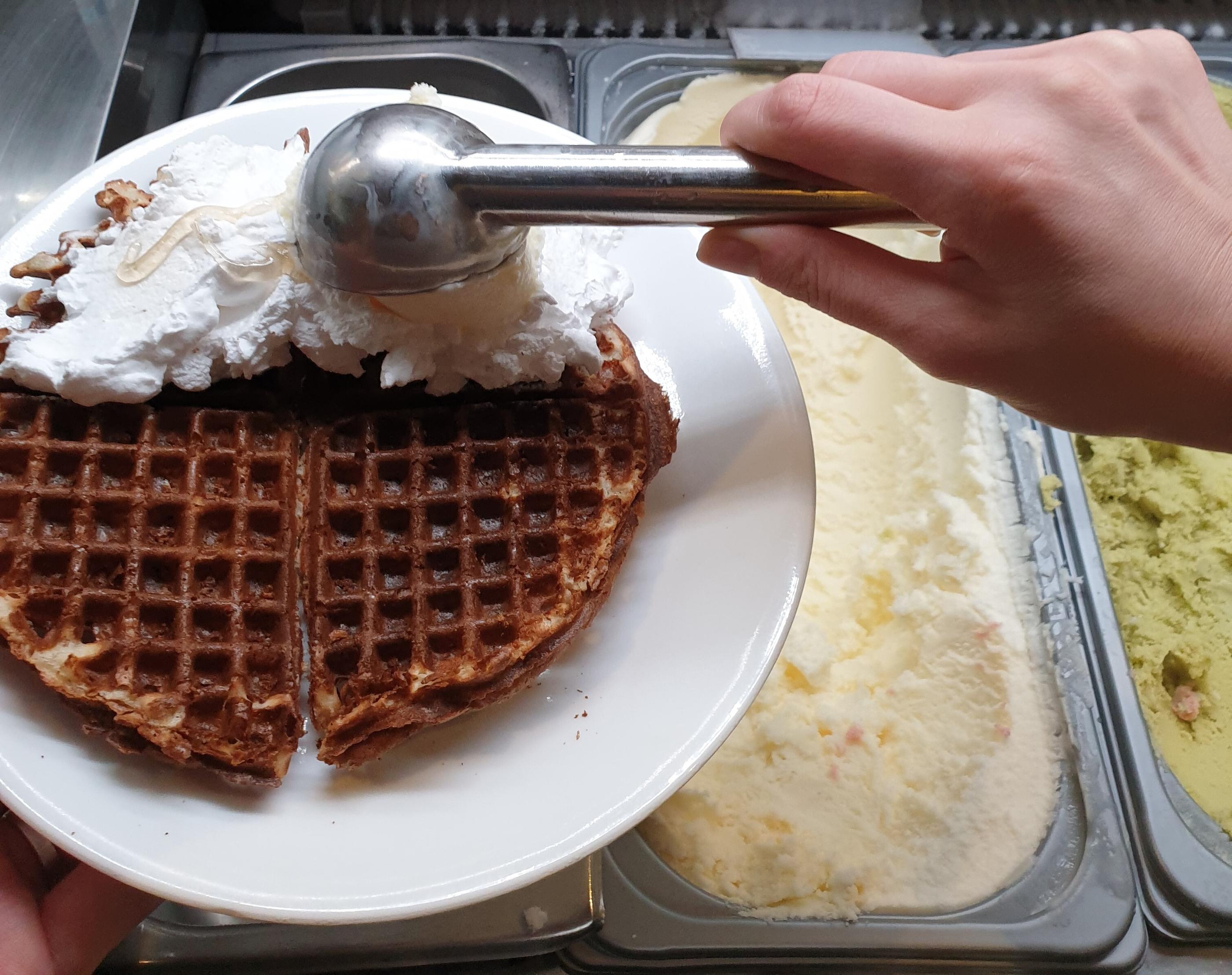 VIPSのデザートコーナーでアイスクリームと共に盛り付けられたワッフル