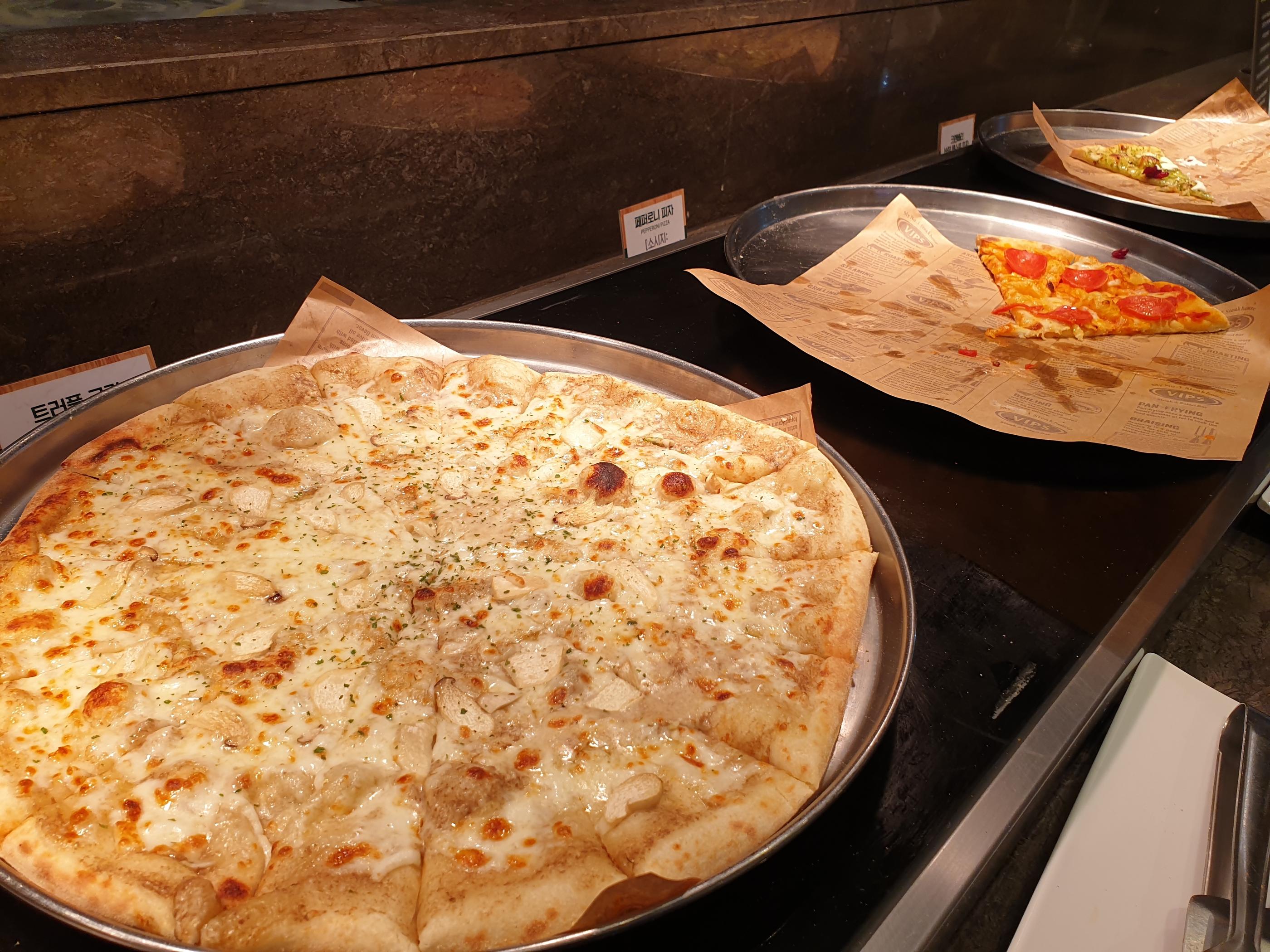 VIPSにはチーズピザや様々な種類のピザが提供されている