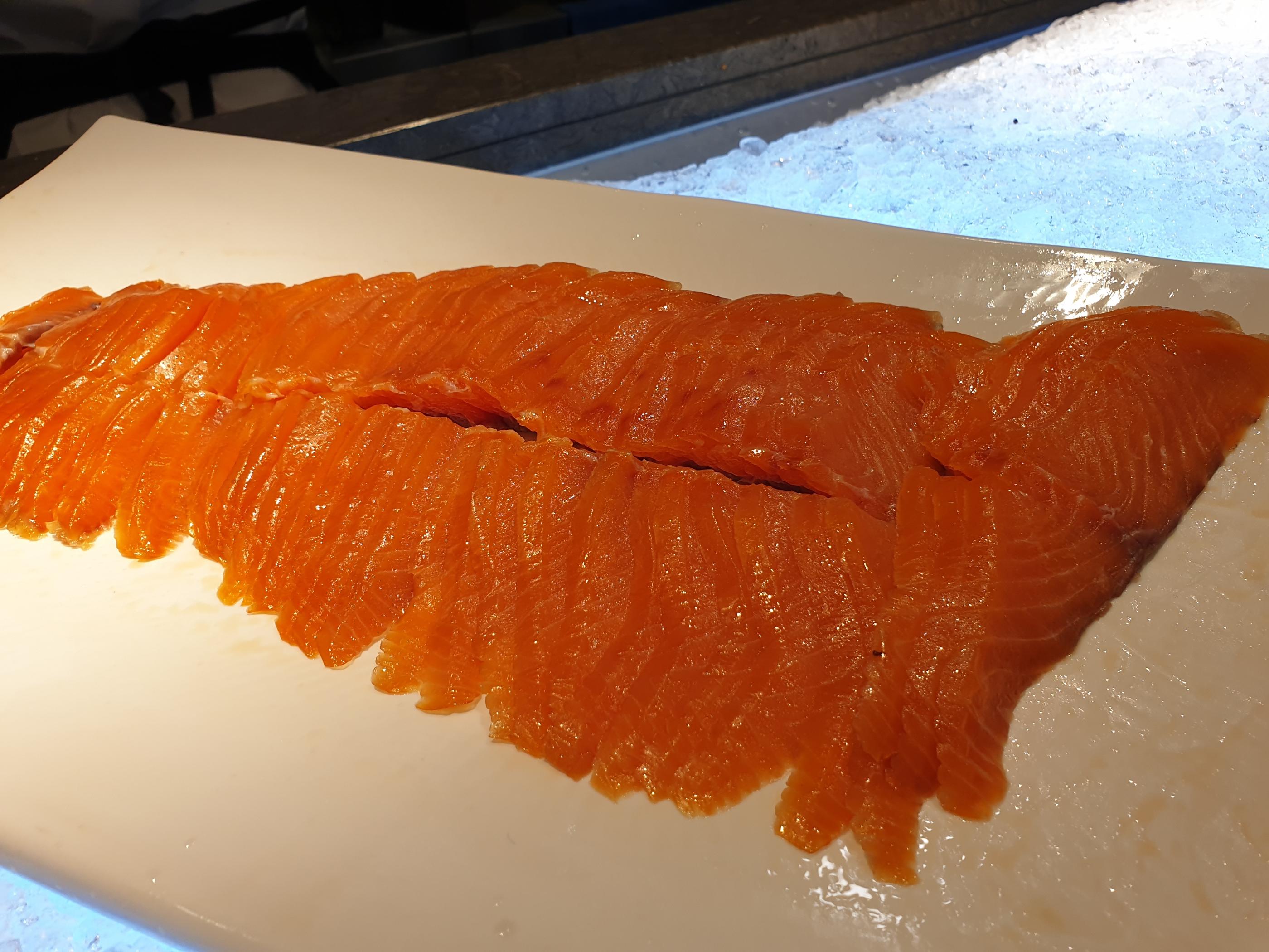 VIPSの鮮やかなスモークサーモンが冷えたトレイに美しく並べられている