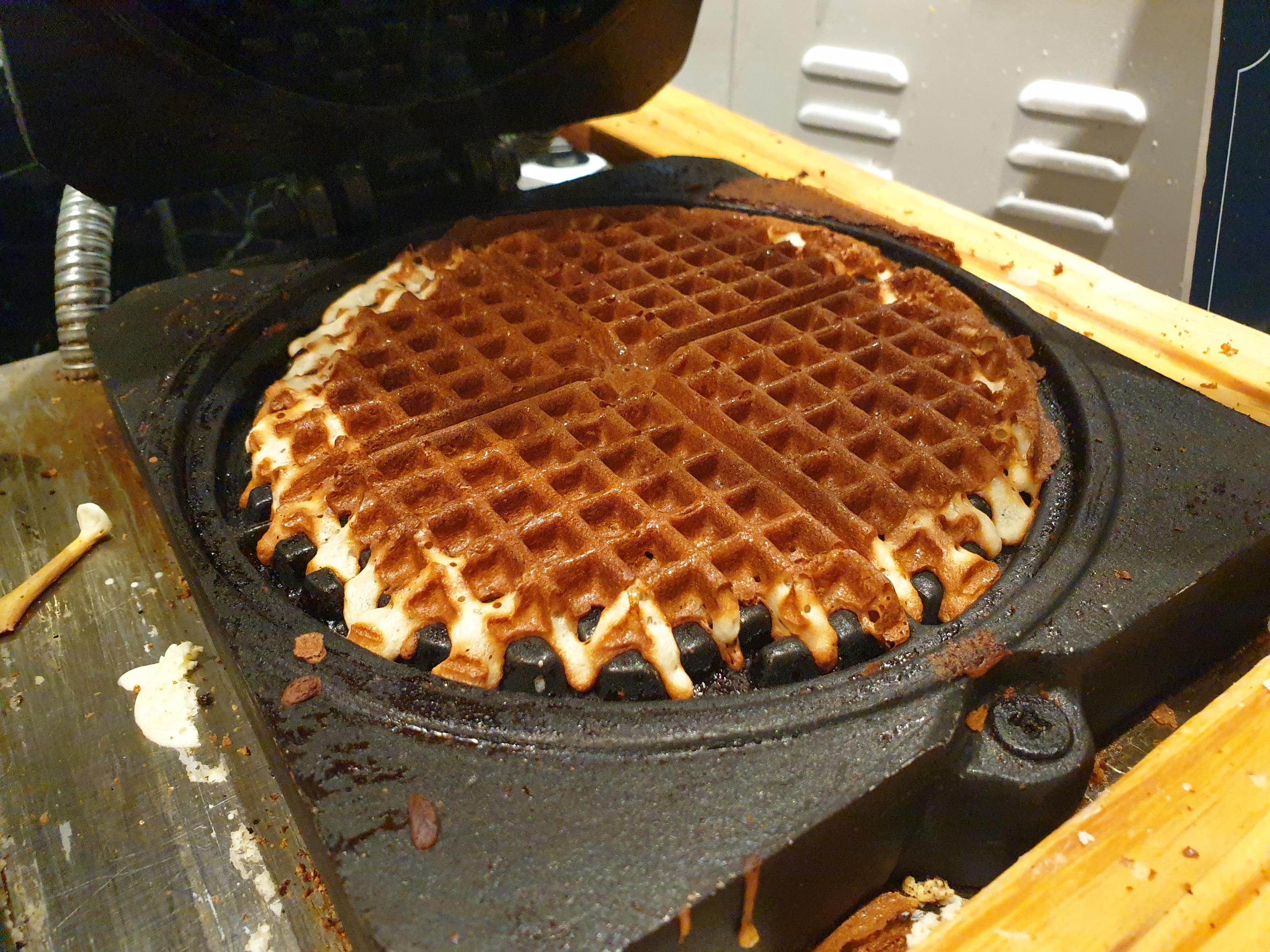 VIPSのワッフルメーカーで焼きたてのワッフルを準備している