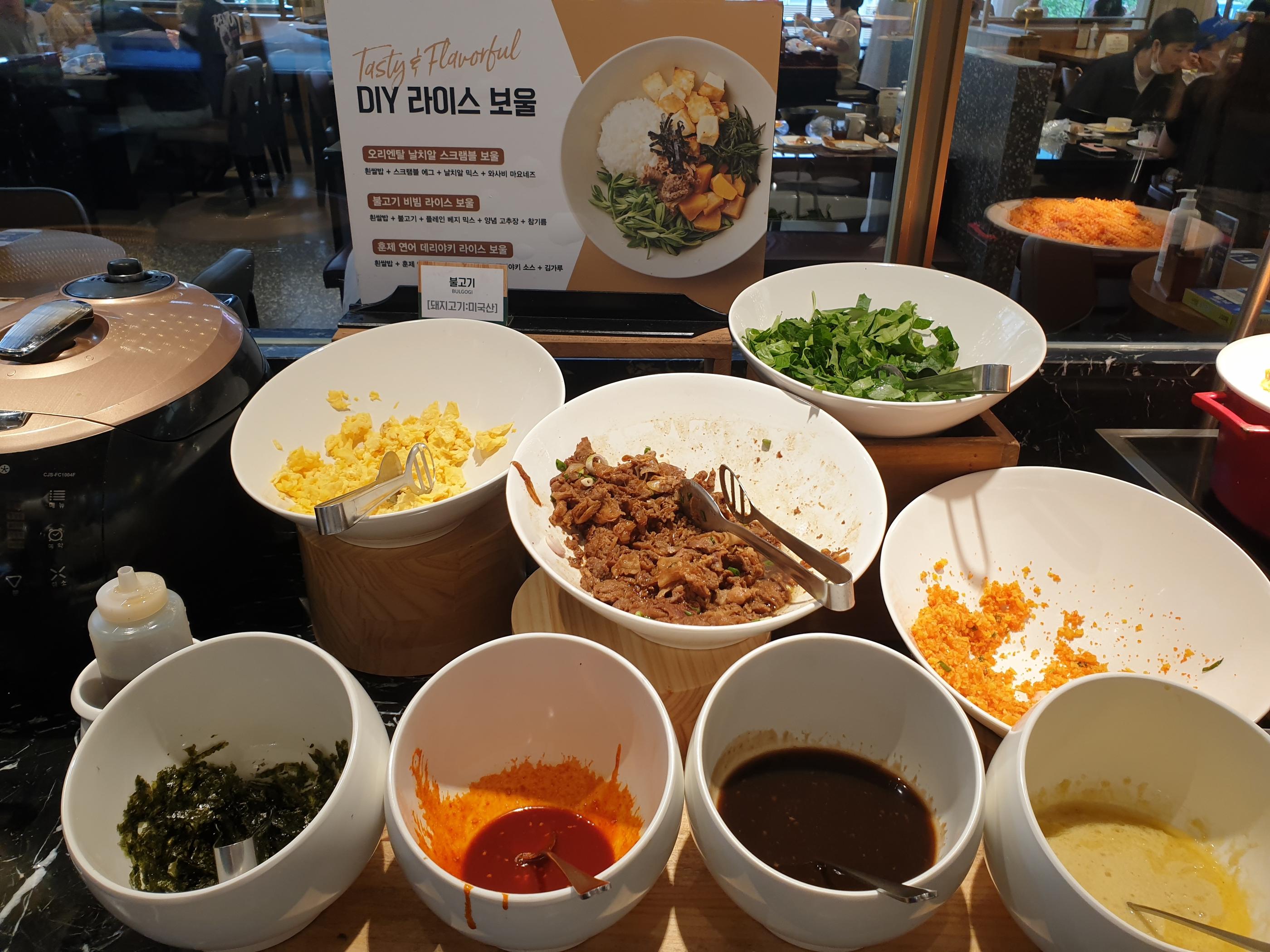 VIPSのDIYビビンバコーナーには様々な具材とソースが並んでいる