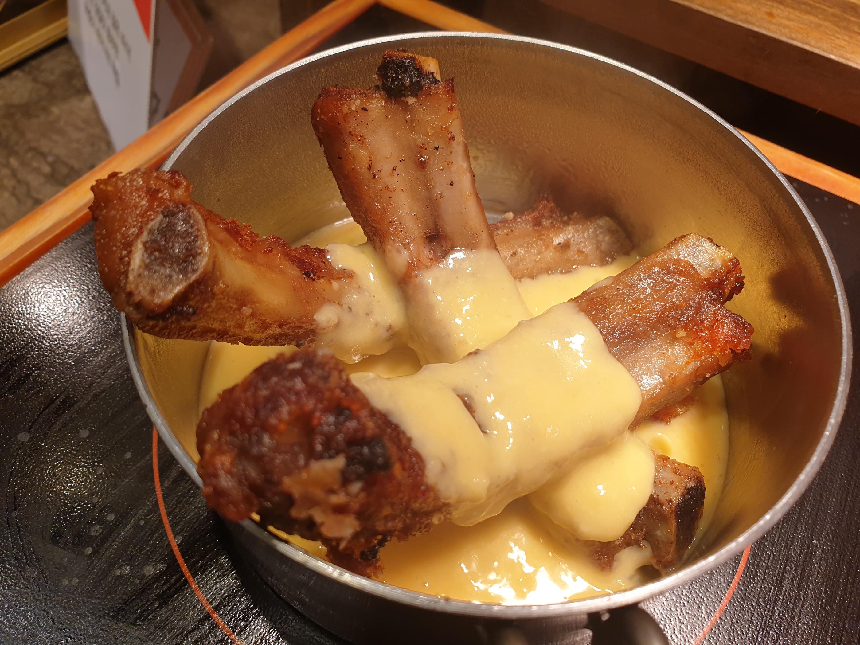 VIPSのリブ肉にチーズコーンクリームをかけて温めているシーン