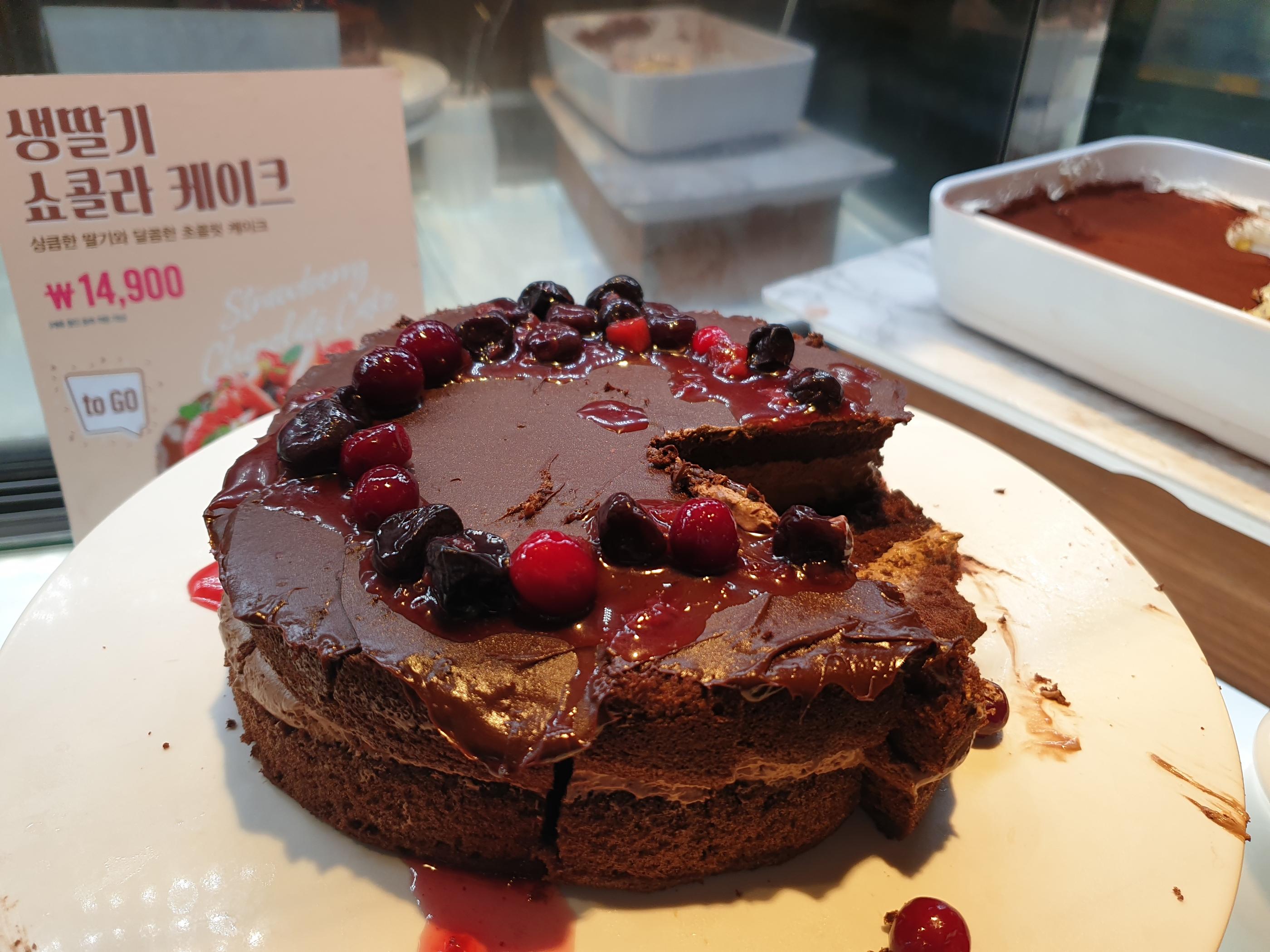 VIPSで提供される表面がカリッとしたチーズケーキ