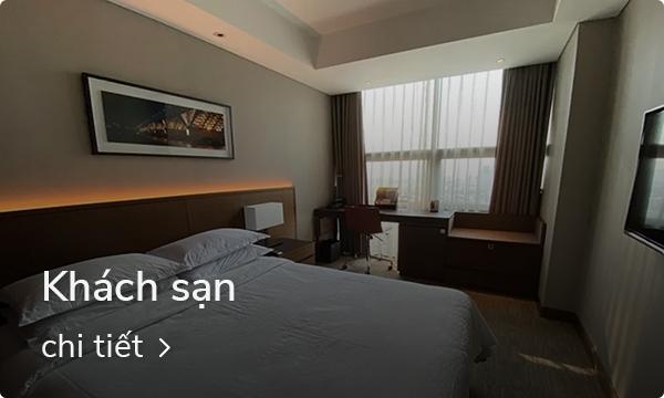 Phòng khách sạn tiện nghi với nội thất hiện đại tại Seoul, mang lại trải nghiệm nghỉ ngơi thoải mái và tiện lợi cho du khách.