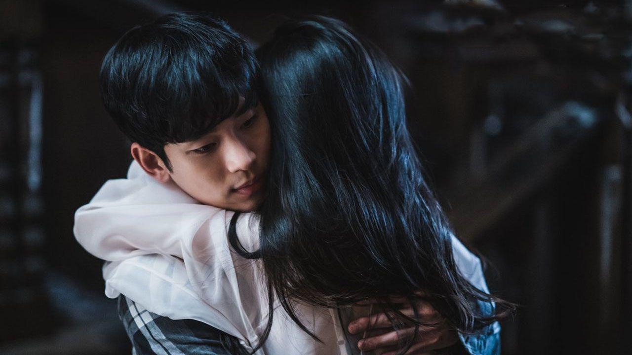 หญิงสาวและชายหนุ่มกอดกันในบรรยากาศที่มืด ตัวอย่างวิธีการง้อสาวๆ ของหนุ่มๆ เกาหลี บางวิธีอาจถูกใจหญิงสาวที่ปลาตั้งใจซึ่งมองไม่เห็นในภาพนี้