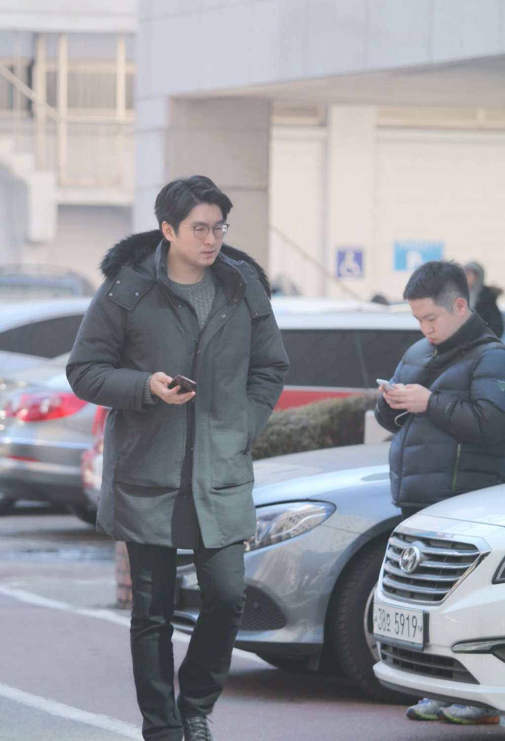 เมเนเจอร์ของ BTS ยืนใกล้รถ ดูแลไอดอลในสภาพแวดล้อมสบายๆ