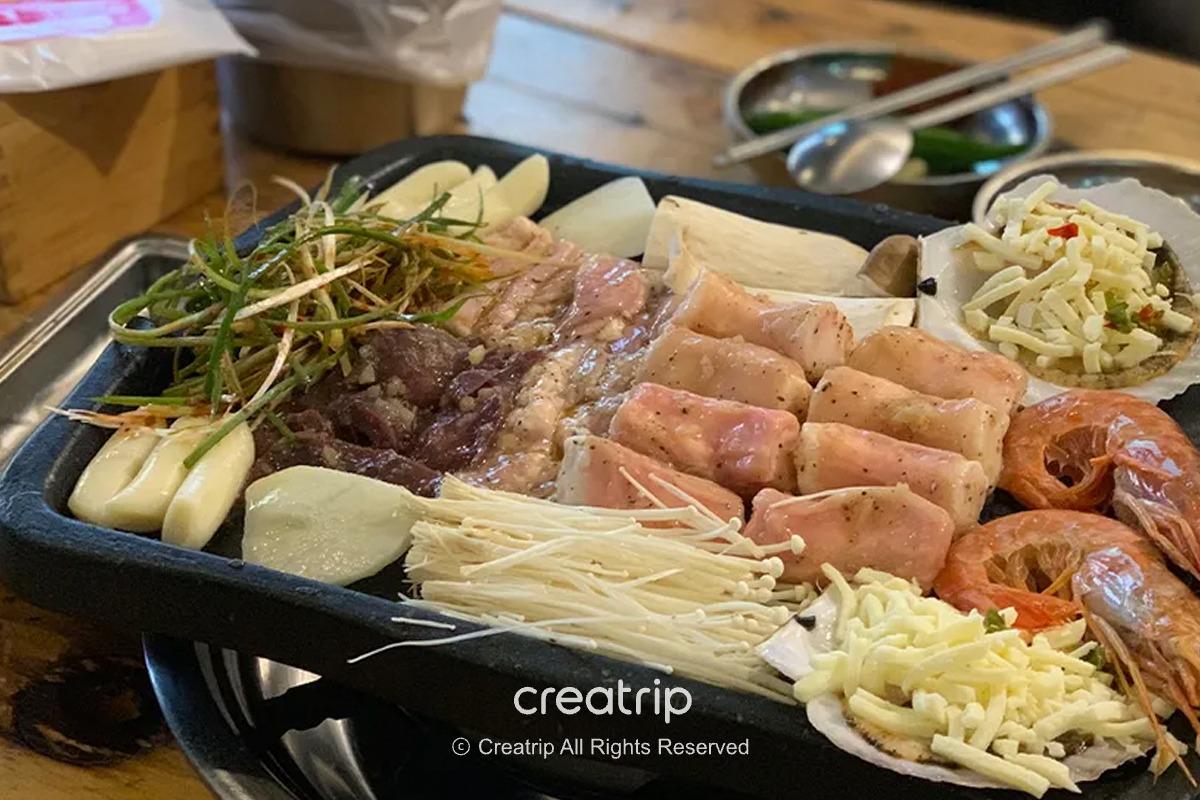 南浦洞味酒工房 南浦本店の鉄板ステーキとソーセージのセット