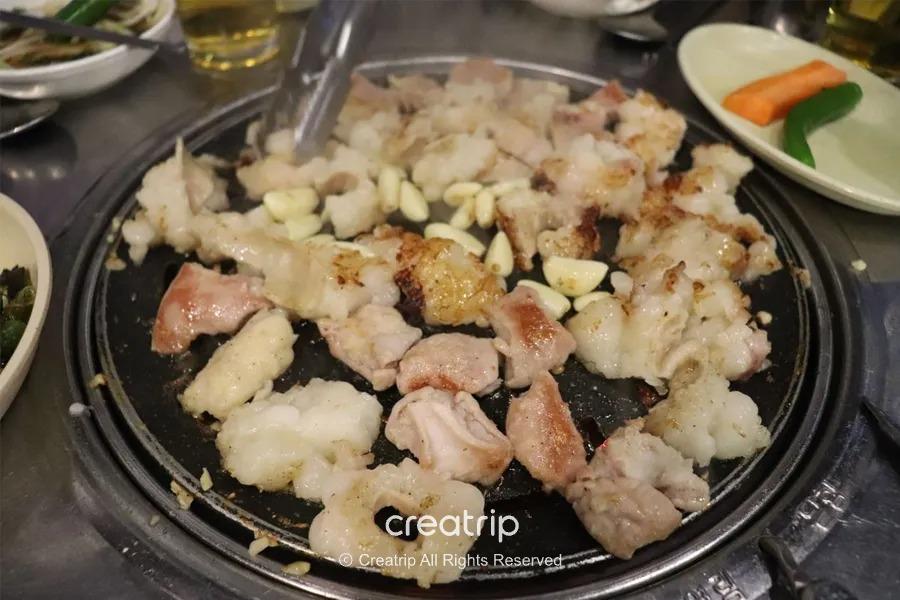 海雲台・ヘソンマクチャンチッ 本店の鉄板で焼く牛ホルモン