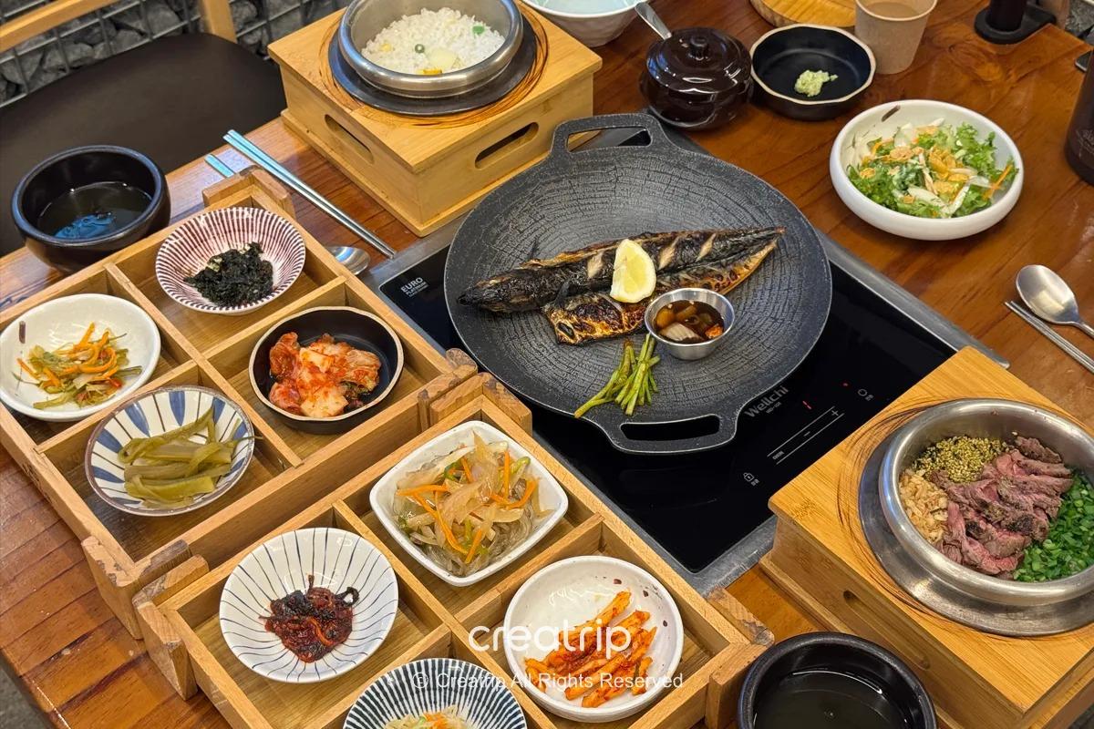 南浦洞ハンダソッの釜飯定食と韓国のおかず