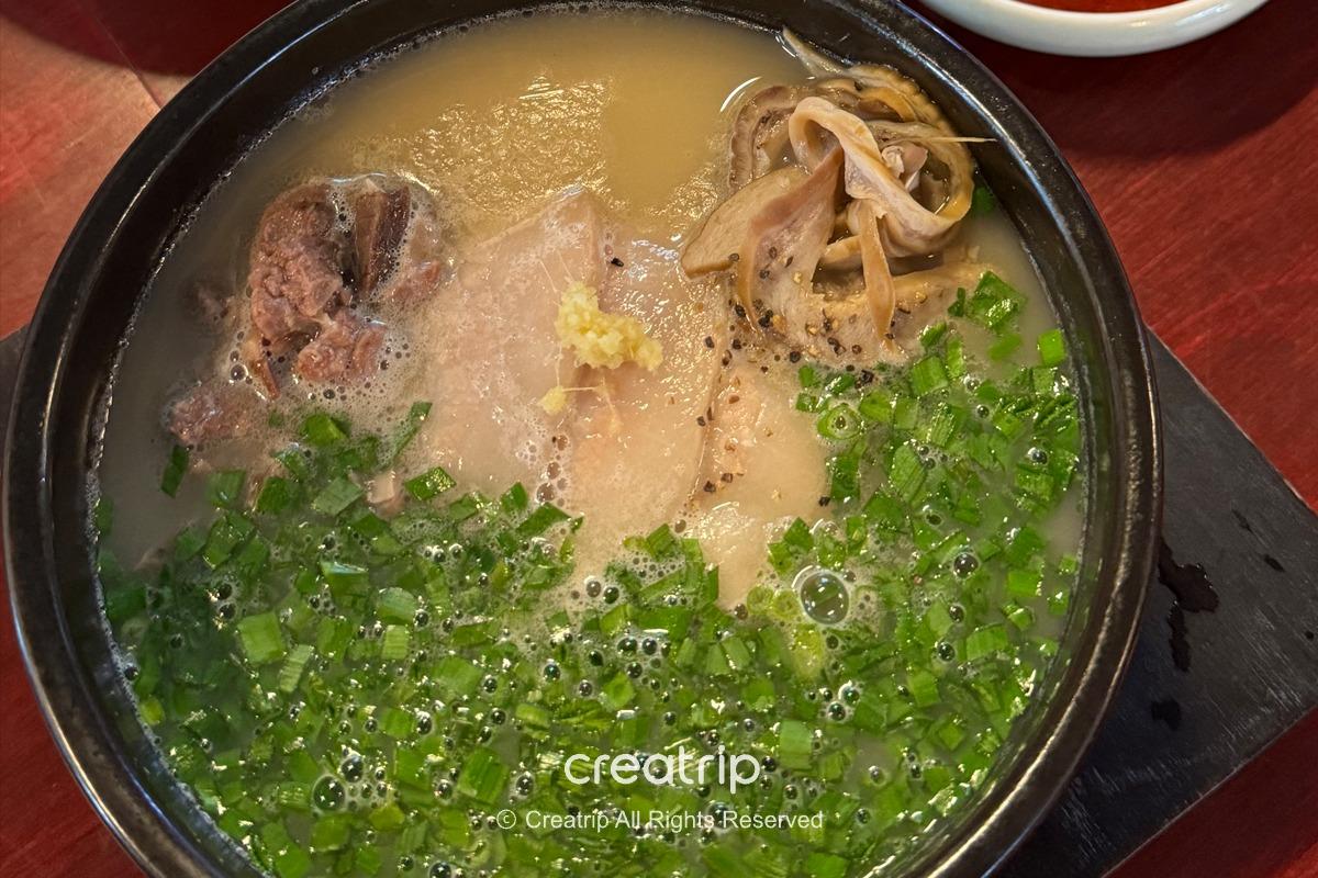 水営オム・ヨンベクテジクッパ 水営本店の濃厚な豚骨スープ