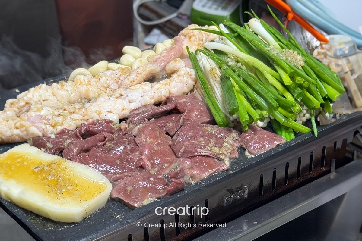 釜山・西面の文化ヤンコプチャンで焼く牛ホルモンとニラ