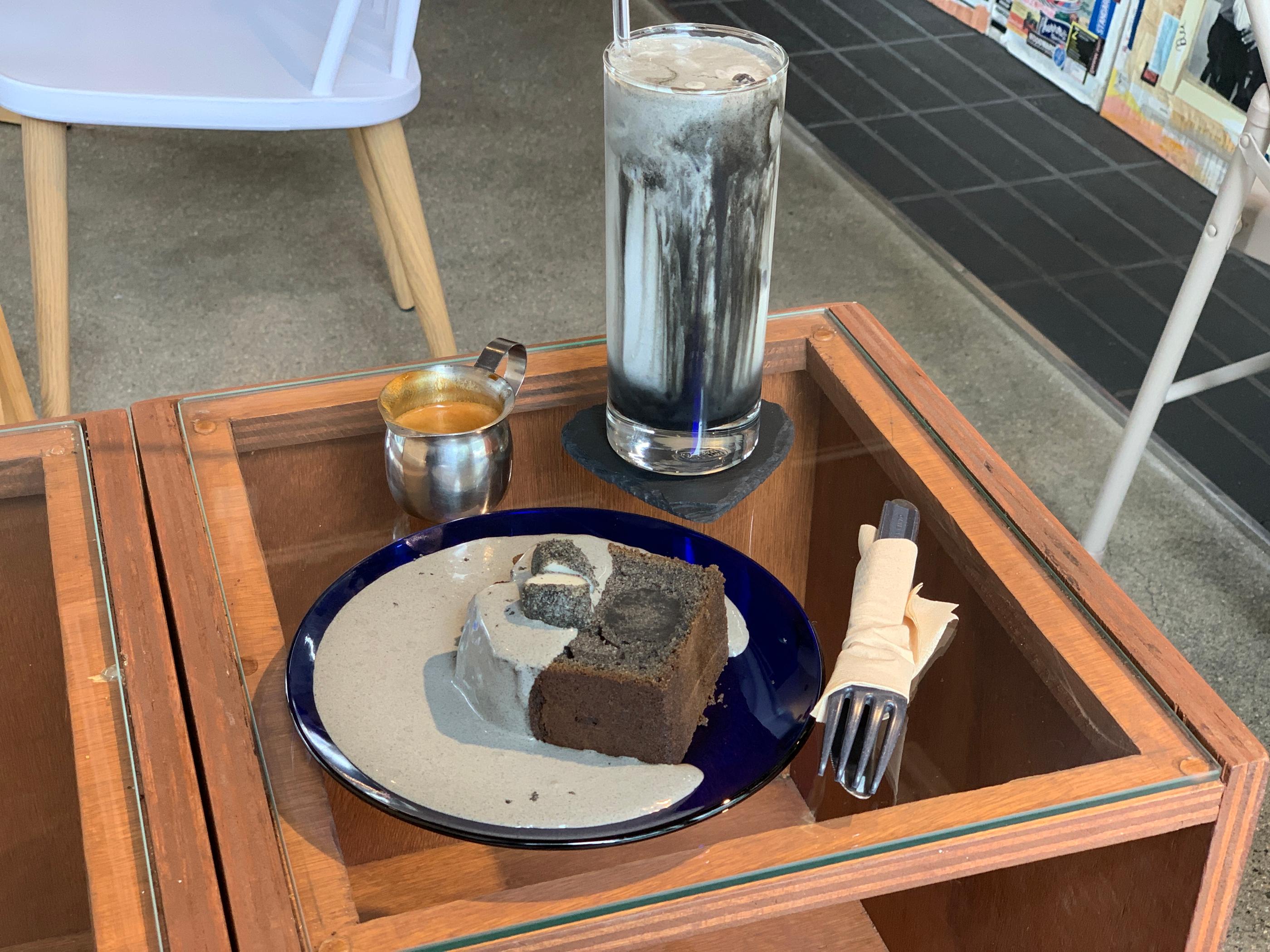 韓国カフェ カフェ 黒ごまデザート 黒ごまラテ ホンデカフェ ホンデ ヨンナム洞 ヨンナム洞カフェ OFFICEOF