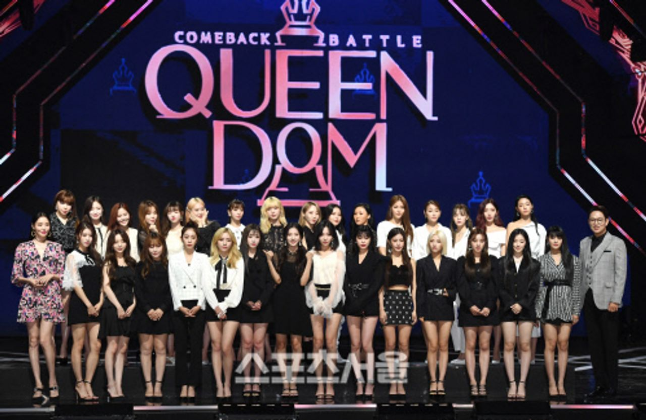 在《Queendom》節目中形象展示的舞臺,炫亮的佈景強調了節目的高潮。