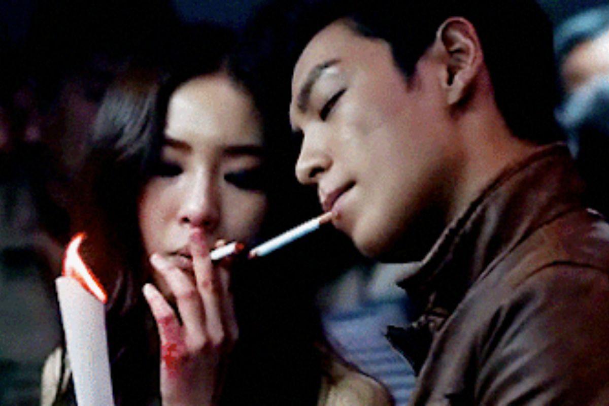 Cảnh người đang sử dụng thuốc lá ở nơi công cộng tại Hàn Quốc, nơi bị cấm hút thuốc theo quy định pháp luật.