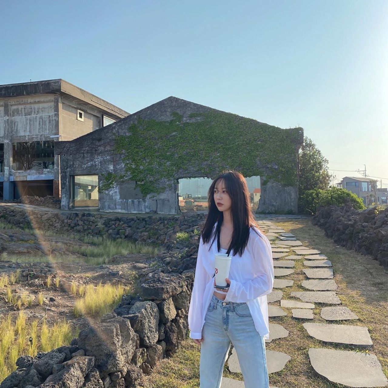 コンベクカフェの緑豊かな庭園を背景にした外観。石造りの建物と自然が融合したデザイン。