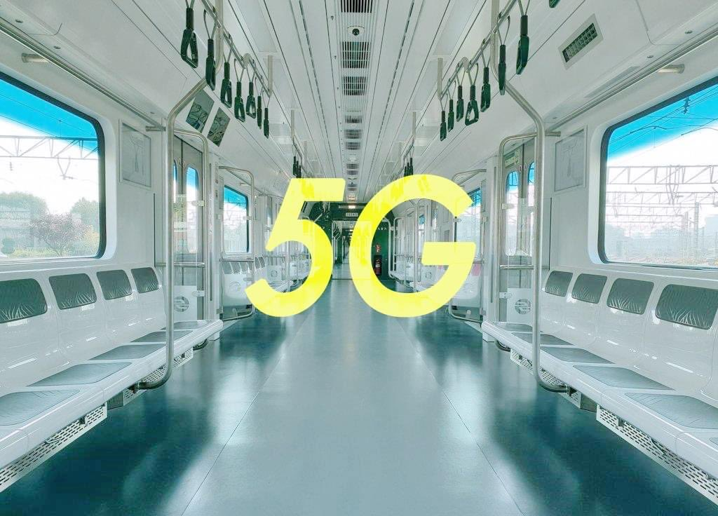 ผู้โดยสารในรถไฟใต้ดินเกาหลีที่มีการใช้โทรศัพท์มือถือ เทคโนโลยีนำสมัยในขบวนรถไฟใต้ดิน