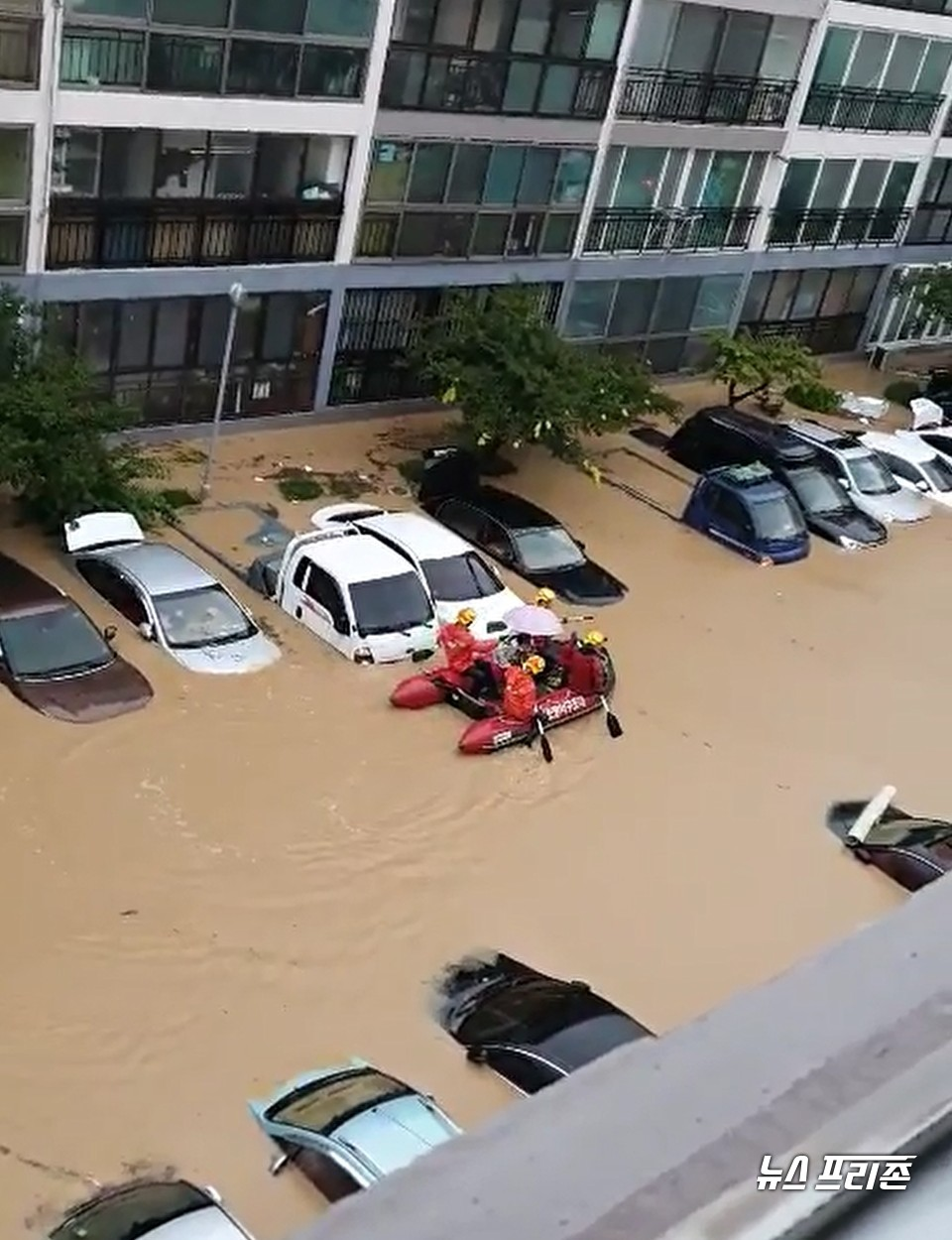 從高樓拍攝下來的畫面顯示，大量汽車被淹沒在住宅小區的停車場，救援人員在場緊急作業中。