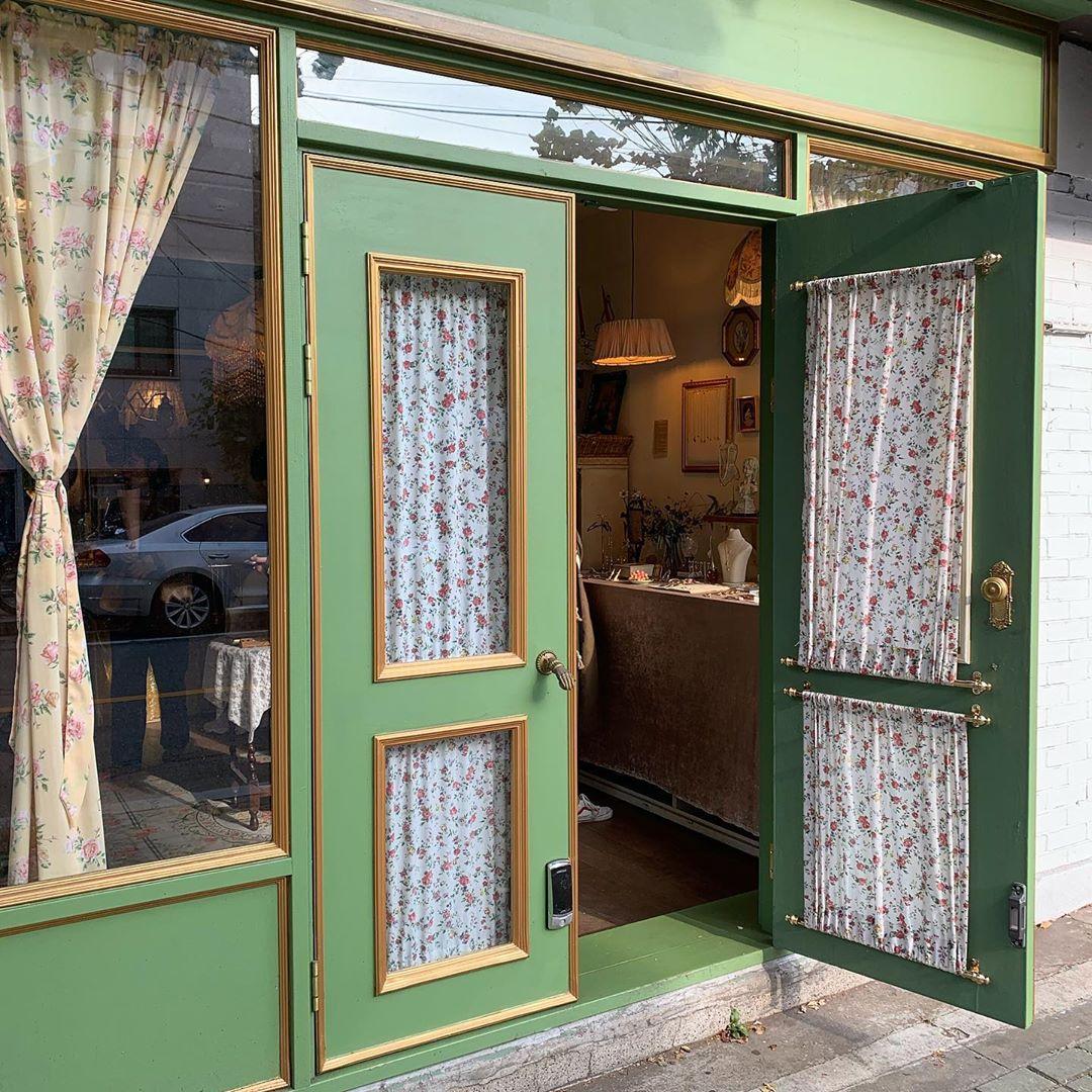 ヨンナム洞にあるポミュルヨンナムの外観。ビンテージ風のシャビーなインテリアが魅力的です。