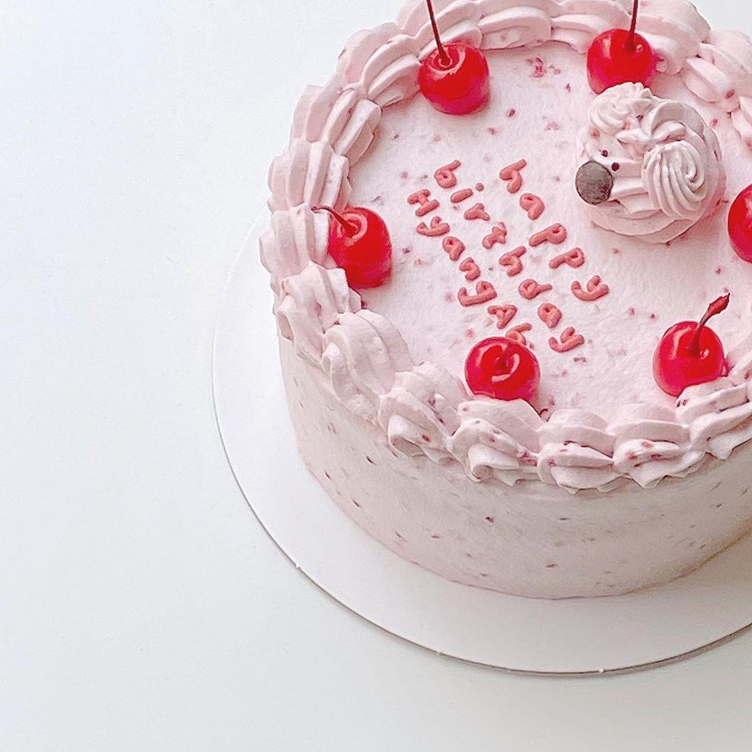 ヨンナムドングラミで販売されているピンクのホールケーキ。ラズベリー味でデコレーションされた見た目も華やか。