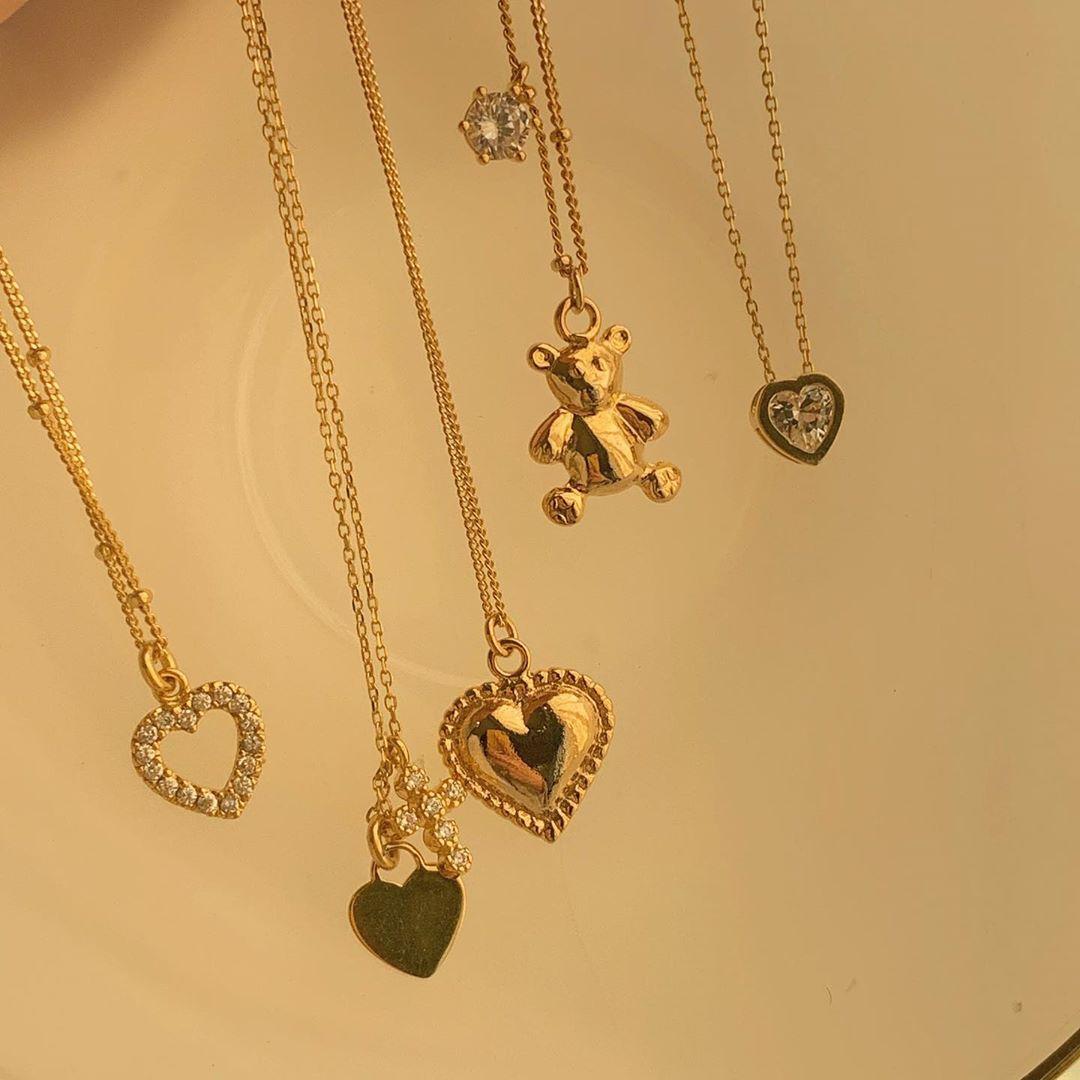 ポミュルヨンナムにある可愛らしいチャームの付いたゴールドネックレス。