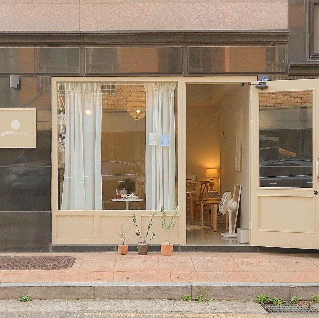 ヨンナムドングラミカフェの外観。シンプルで落ち着いたインテリアが自慢のお店です。