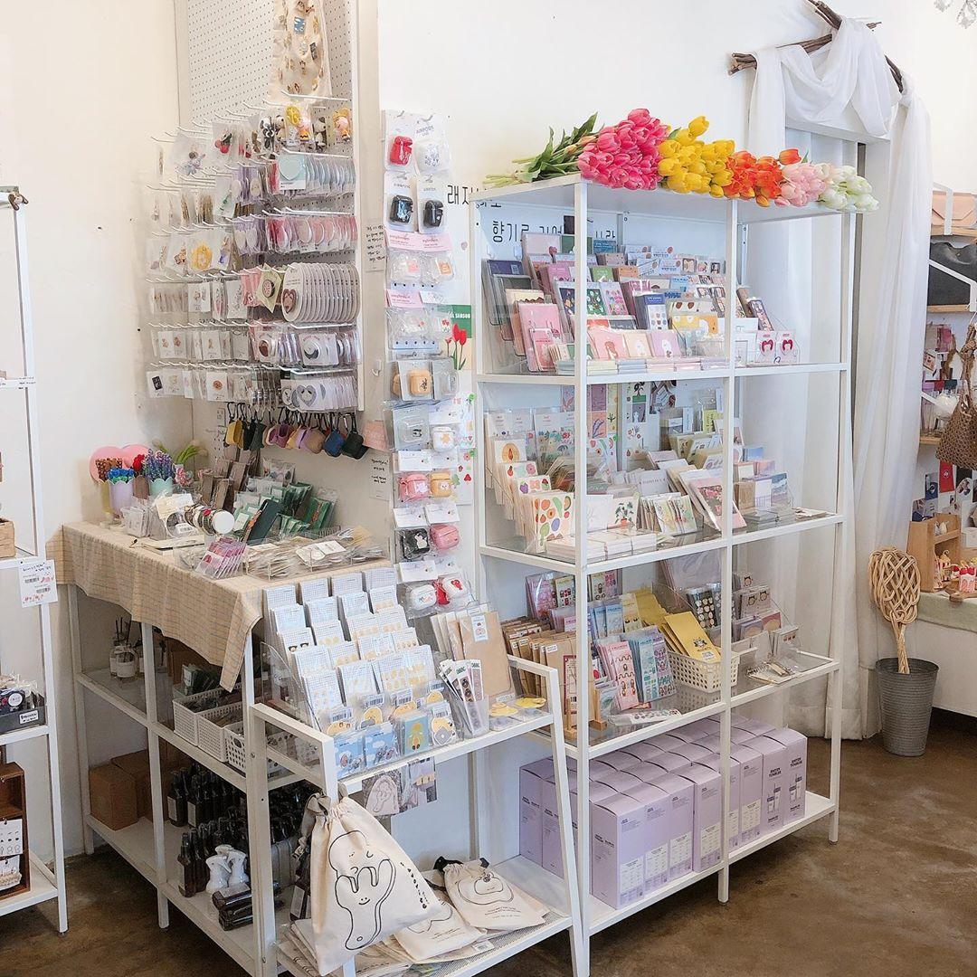 オウォルサンジョム（五月商店）の店内。多数の文房具、スマホケース、アクセサリーが揃っています。