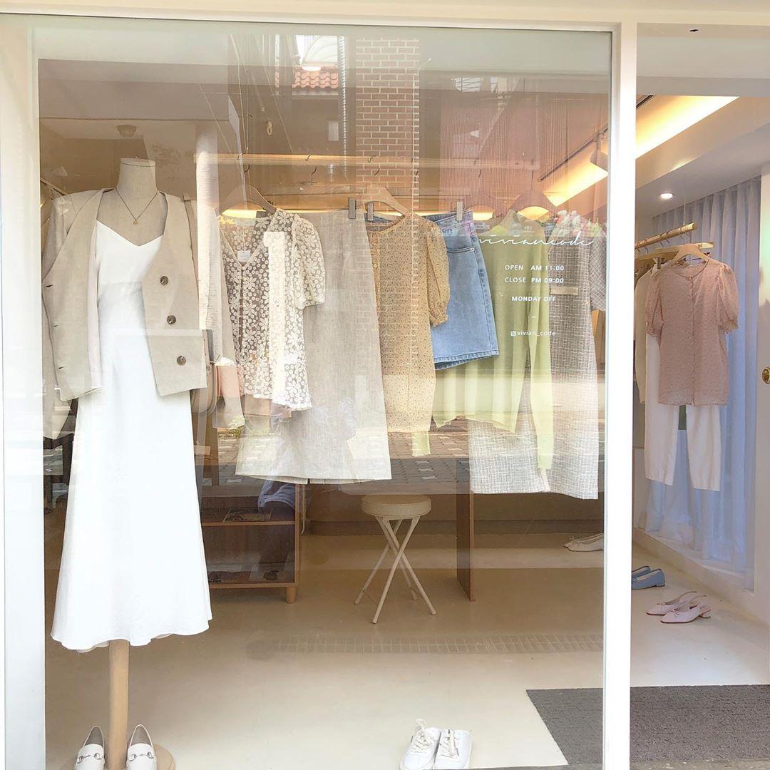 ビビアンコードの店舗外観。ライトで飾られた店内が見え、ファッショナブルな服が並んでいます。