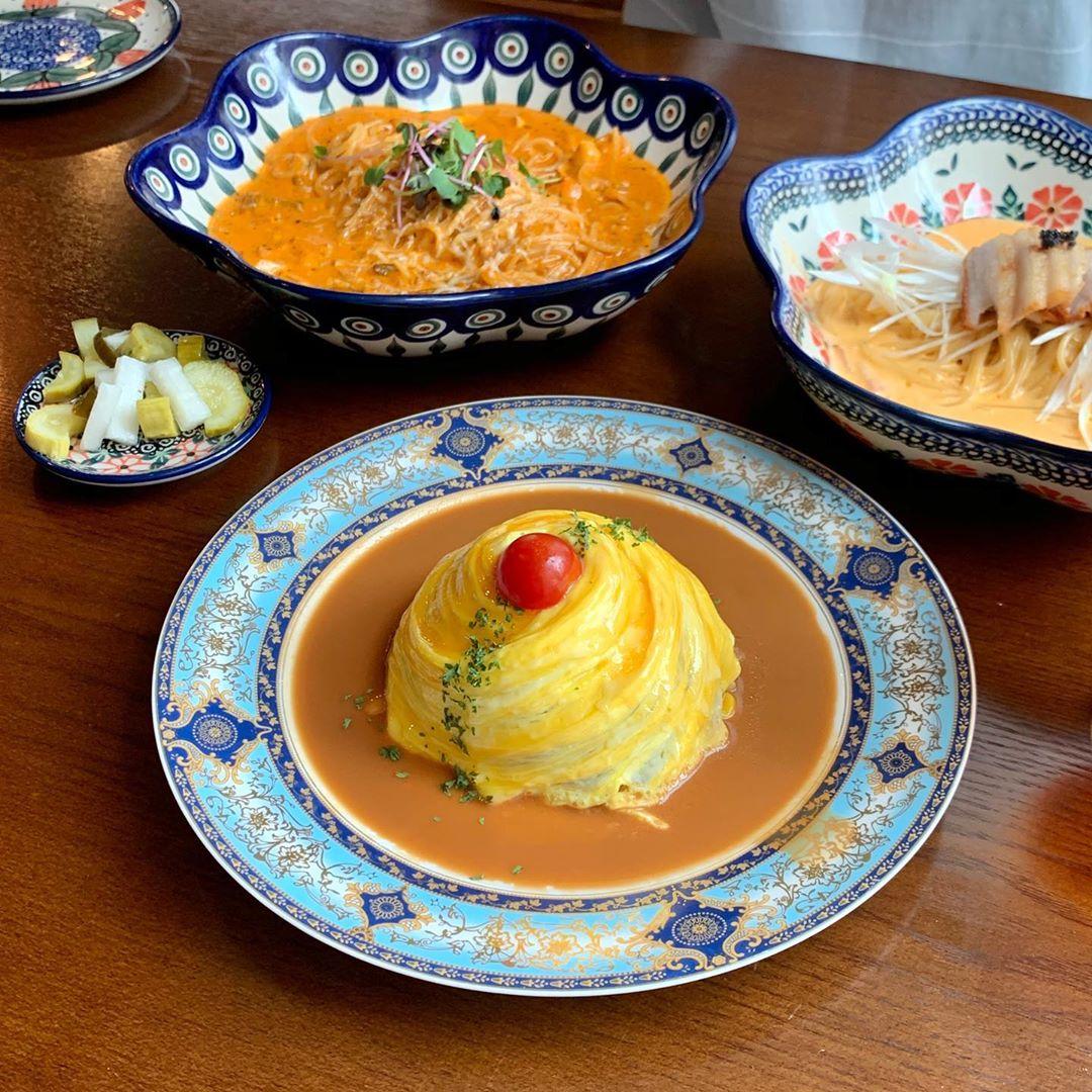 ヨンナムチヒャンのレストランで提供されるオムライス。トマトベースのソースが見える。