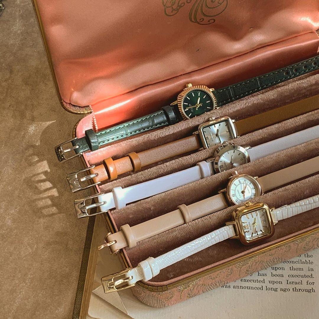 ポミュルヨンナムで販売されているユニークな形のウォッチ。ヴィンテージ感あふれるデザインです。