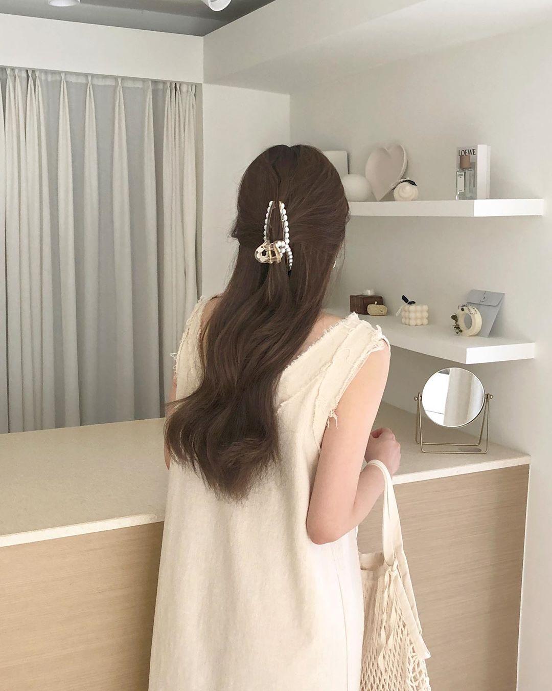 ビビアンコード店内。ロマンチックな雰囲気の中にディスプレイされた洋服たちが特徴です。