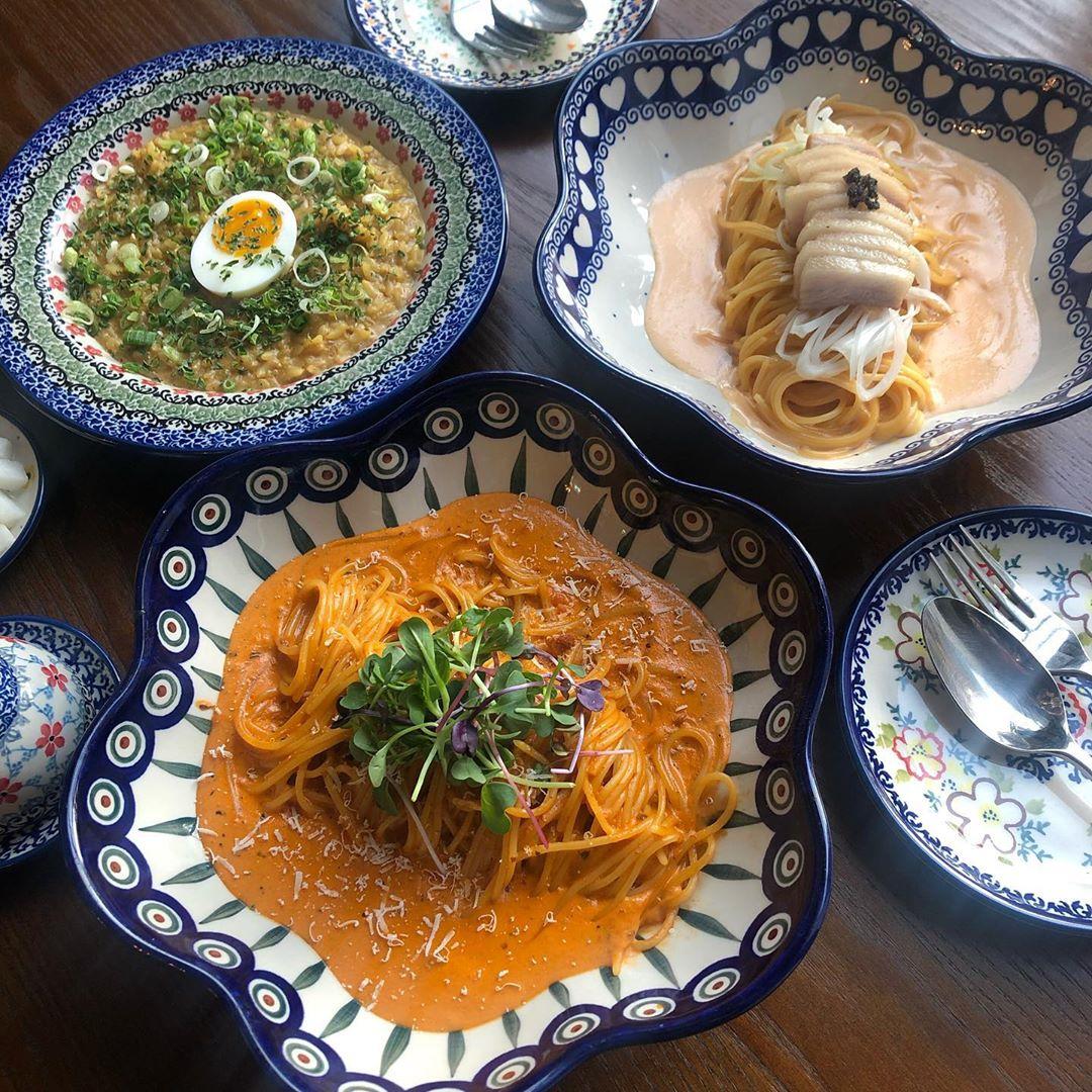 ヨンナムチヒャンで提供されるロゼパスタとオムライス。特にクリーミーな味わいのロゼパスタが人気。