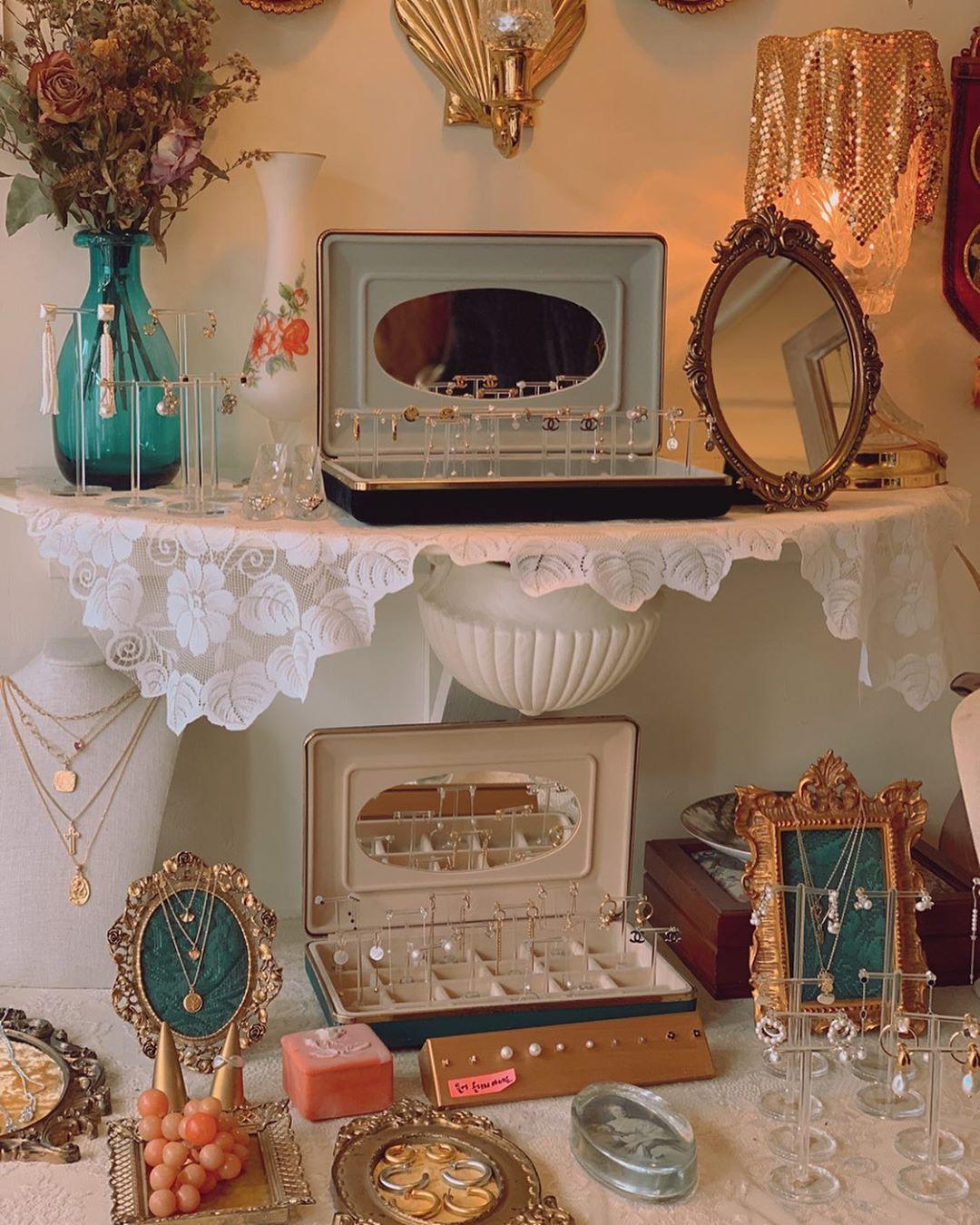 ポミュルヨンナムの店内ディスプレイ。アンティークなジュエリーやアクセサリーが豊富に展示されています。