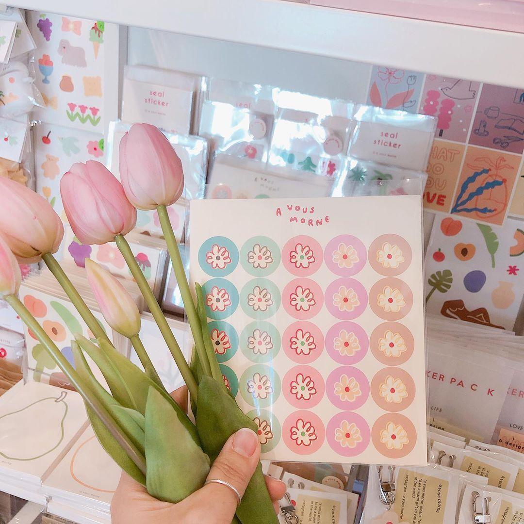 オウォルサンジョム（五月商店）で販売されている可愛らしいシールとチューリップの写真。