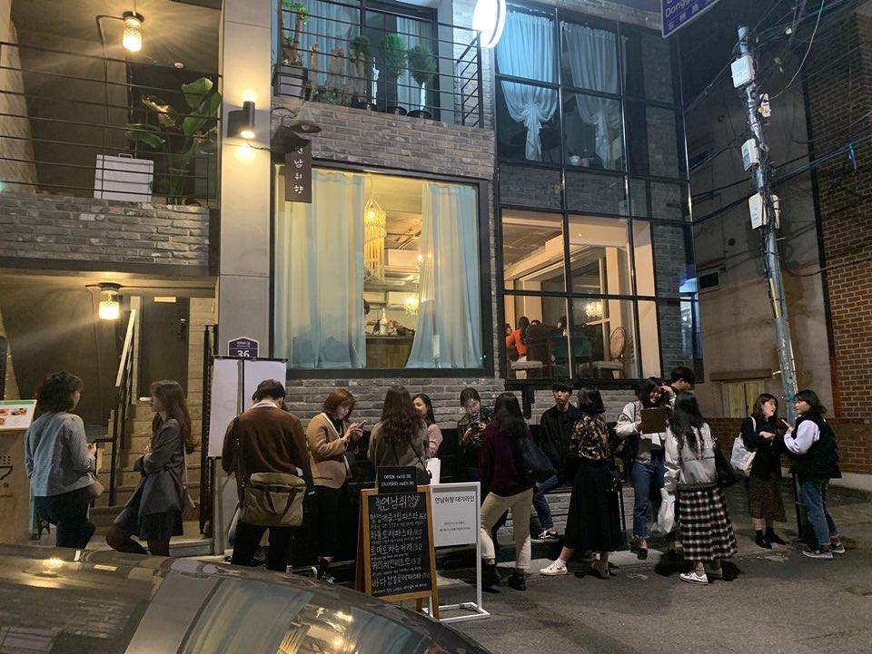 ヨンナムチヒャンの店舗前の様子。お店の外で並んでいる人々がこの場所の人気を示しています。