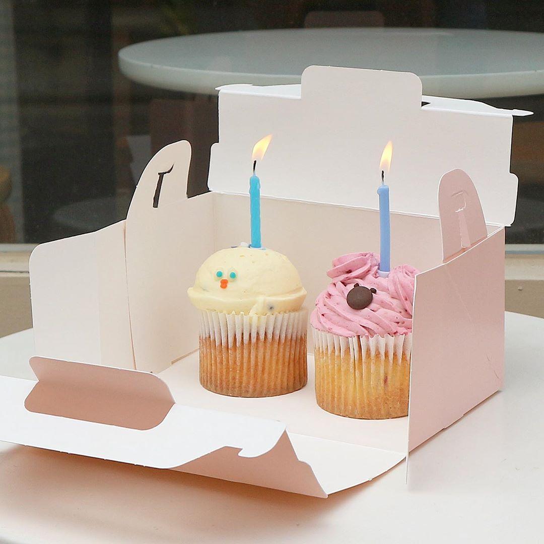 ヨンナムドングラミの持ち帰り用カップケーキ。ピンクとクリーム色のアイシングが施されています。