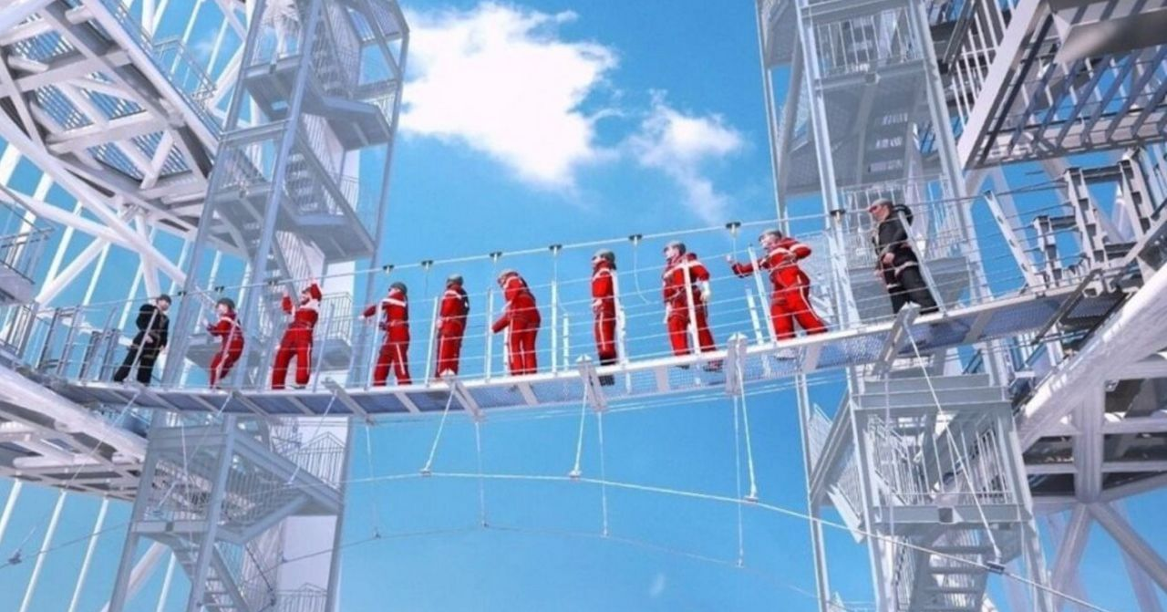 首爾蠶室一新景點，遊客穿紅色安全裝備走在透明的空中橋樑上。