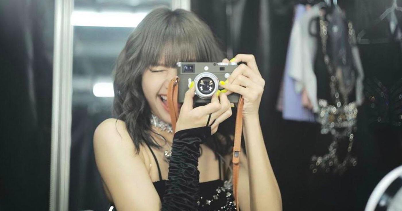 ภาพถ่ายของศิลปินที่กำลังถือกล้องฟิล์ม สื่อถึงความหลงไหลในศิลปะการถ่ายรูป