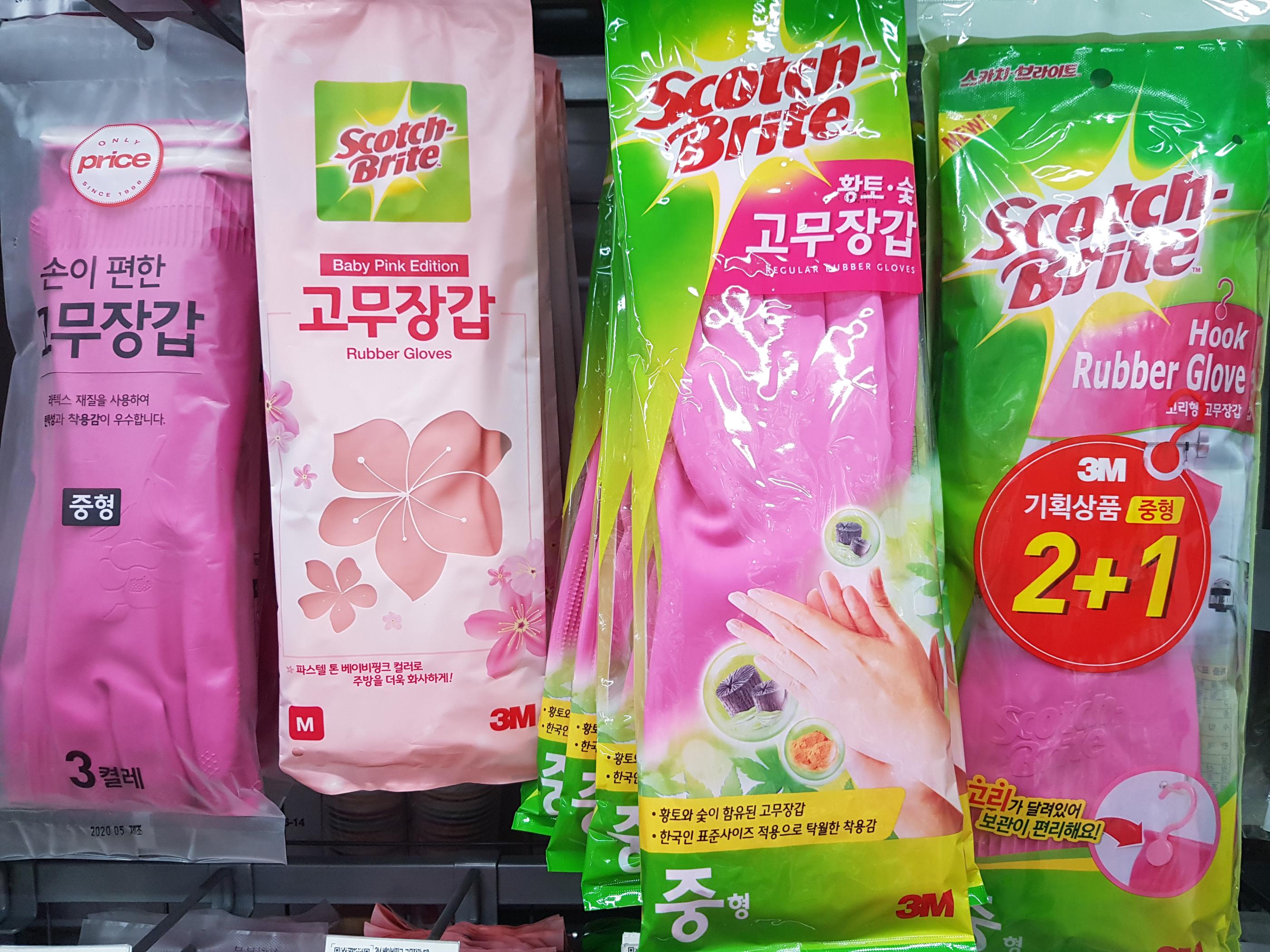 韓國超市裡出售多種類型的橡膠手套，是韓國家庭主婦洗碗和烹飪的必需品。