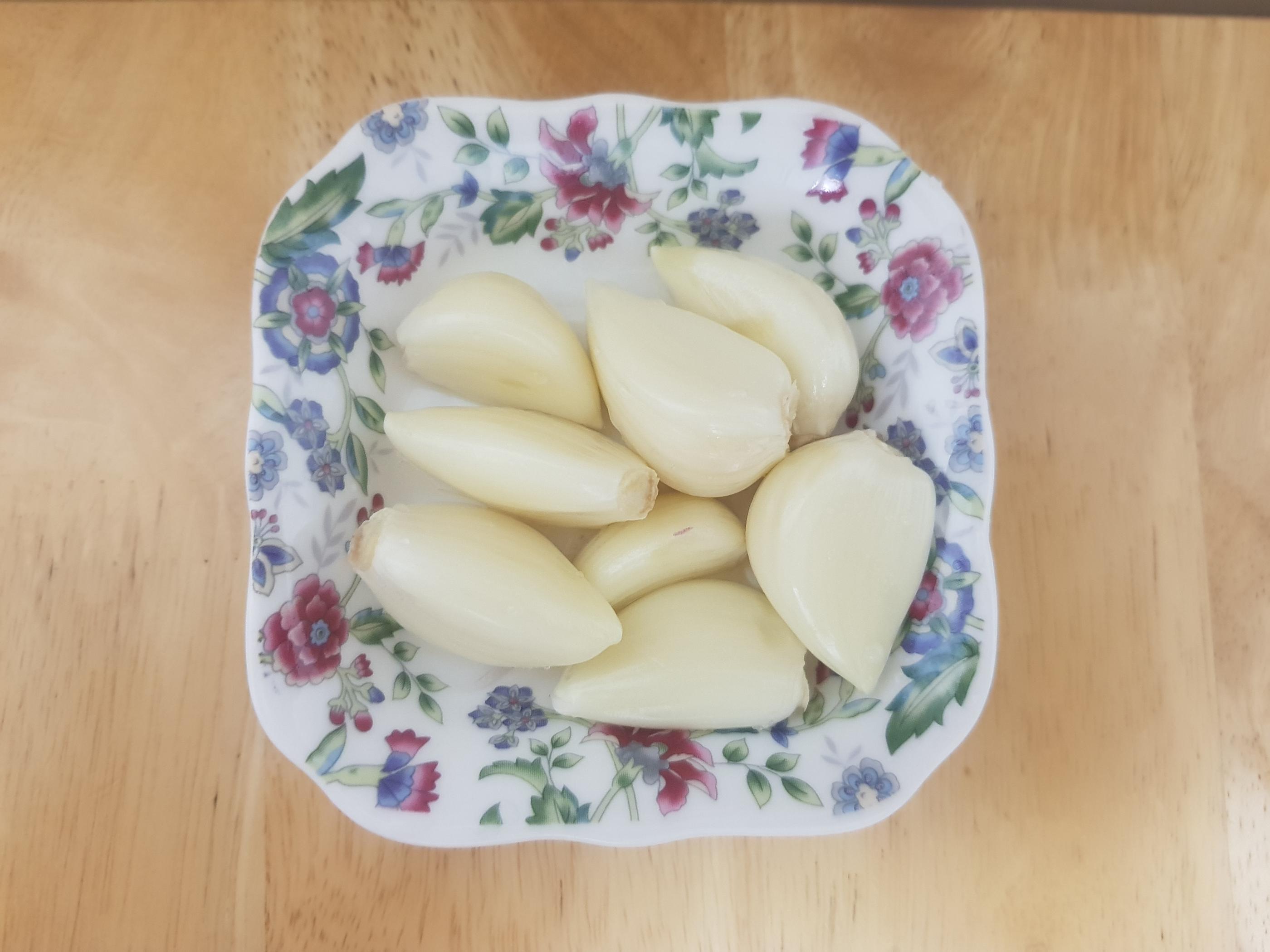 色鮮やかな皿に盛られたニンニク。韓国料理では欠かせない食材として、常に台所に常備されている。